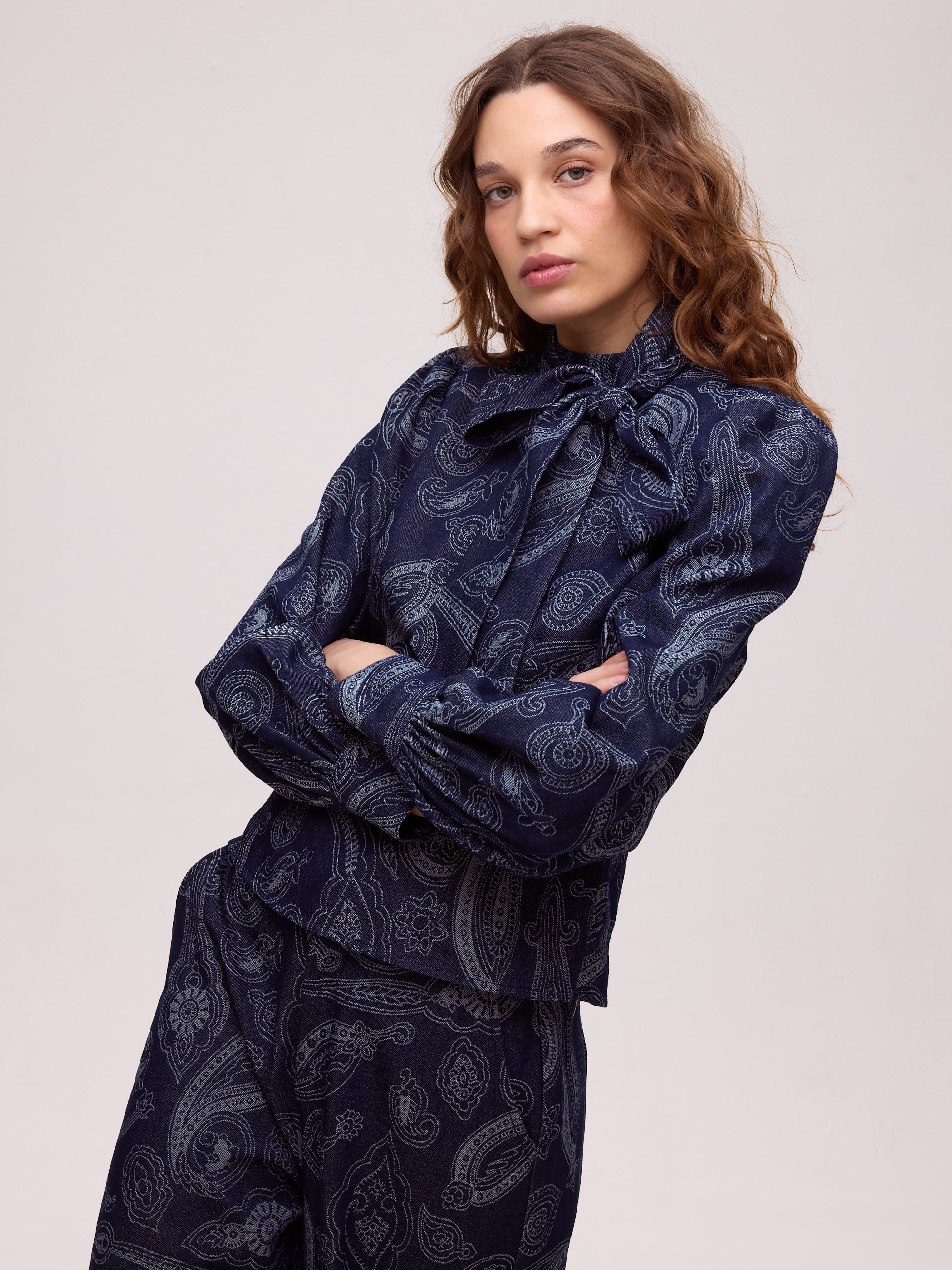 EARTH DENIM TOP - Camisa vaquera print paisley lazada, moda de fiesta e invitada diseñada en España por MIOH