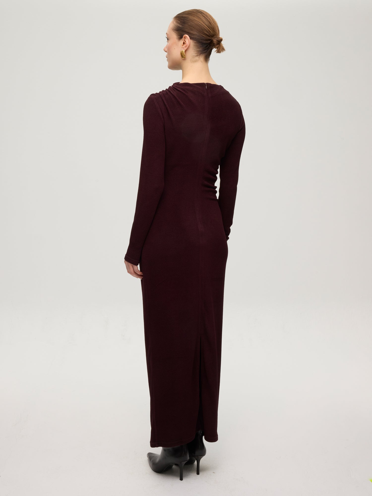 mioh | EIFFEL BROWN - Vestido de punto berenjena oscuro. Vestidos de fiesta para invitadas de boda perfectas. Marca española de moda