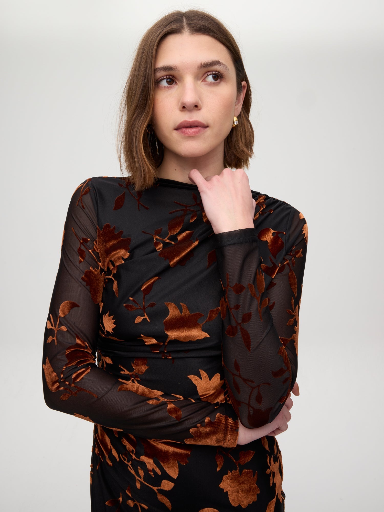 mioh | EIFFEL FLOWERS - Vestido negro flocado flores marrones. Vestidos de fiesta para invitadas de boda perfectas. Marca española de moda