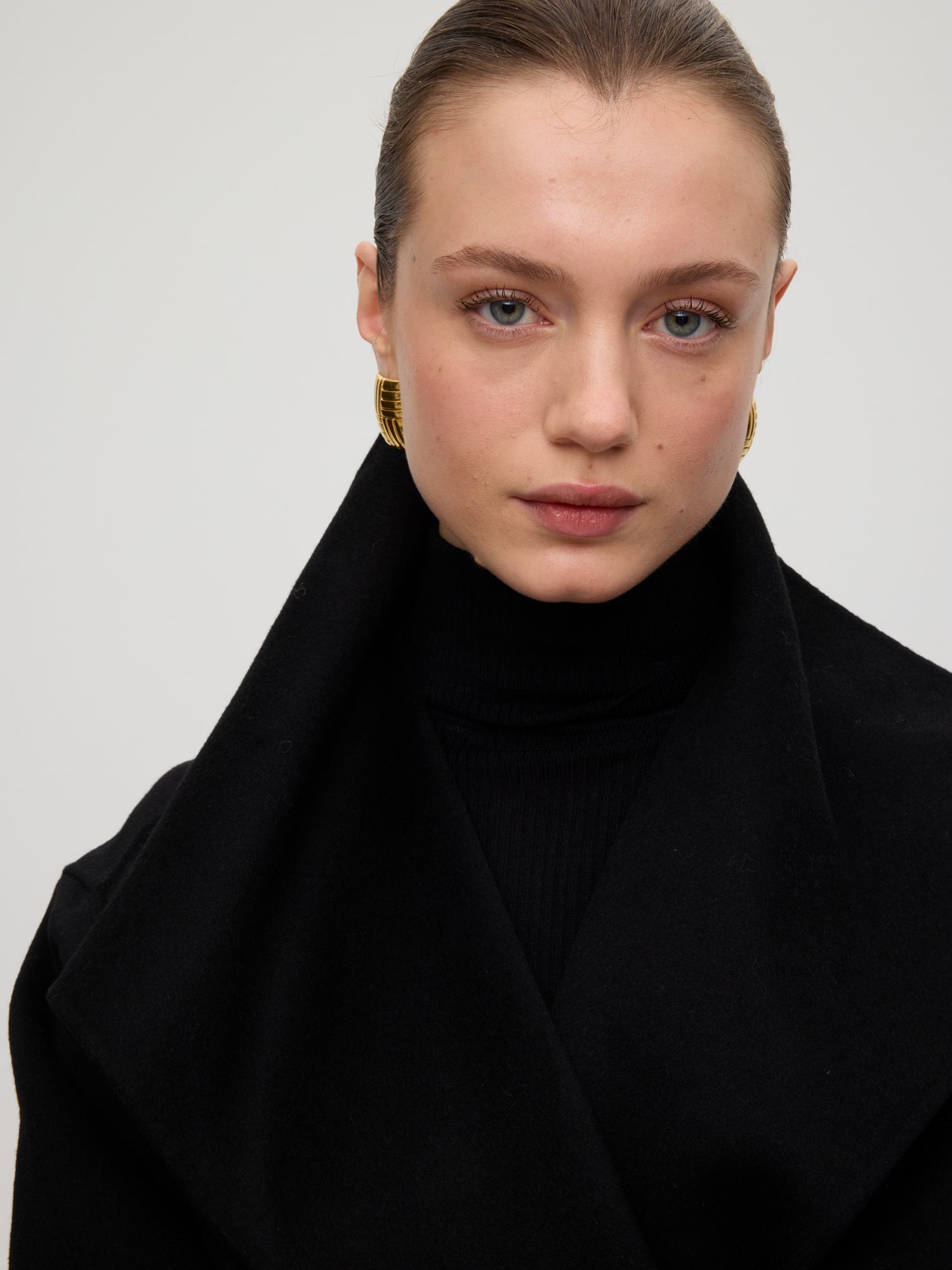 mioh | FACTORY BLACK - Abrigo largo lana paño negro. Vestidos de fiesta para invitadas de boda perfectas. Marca española de moda