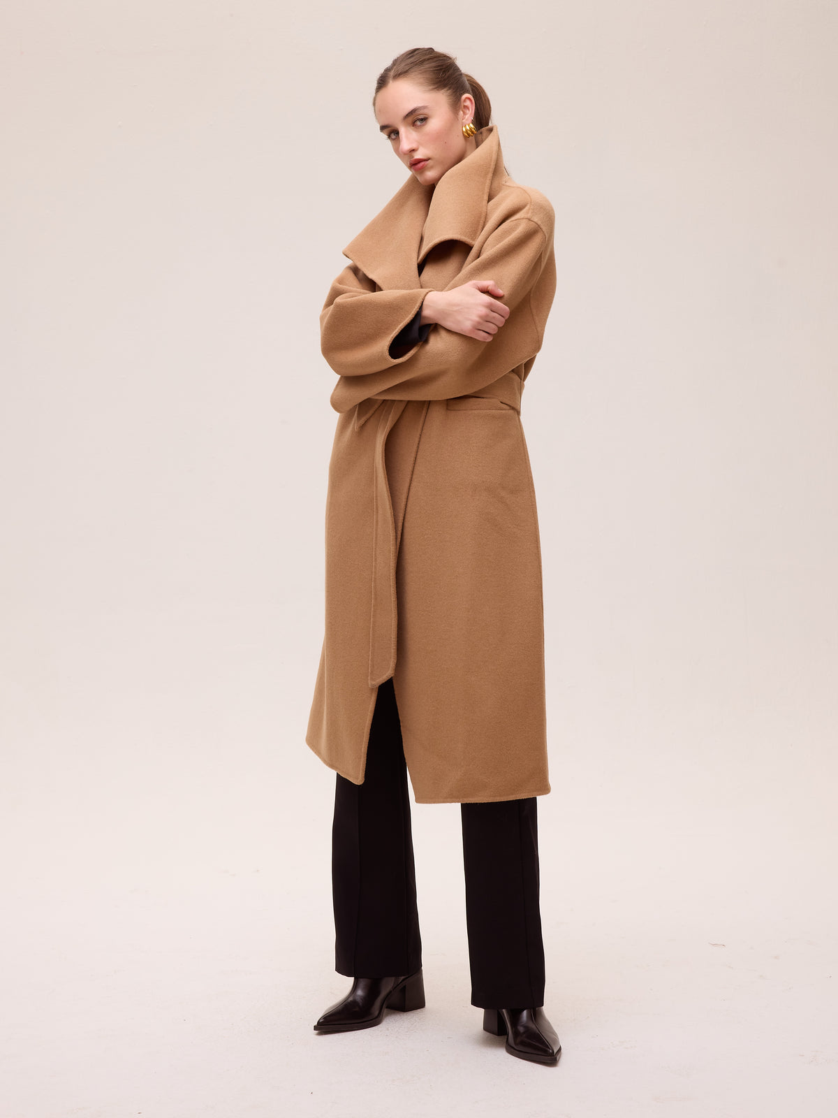 mioh | FACTORY CAMEL - Abrigo largo lana paño camel. Vestidos de fiesta para invitadas de boda perfectas. Marca española de moda