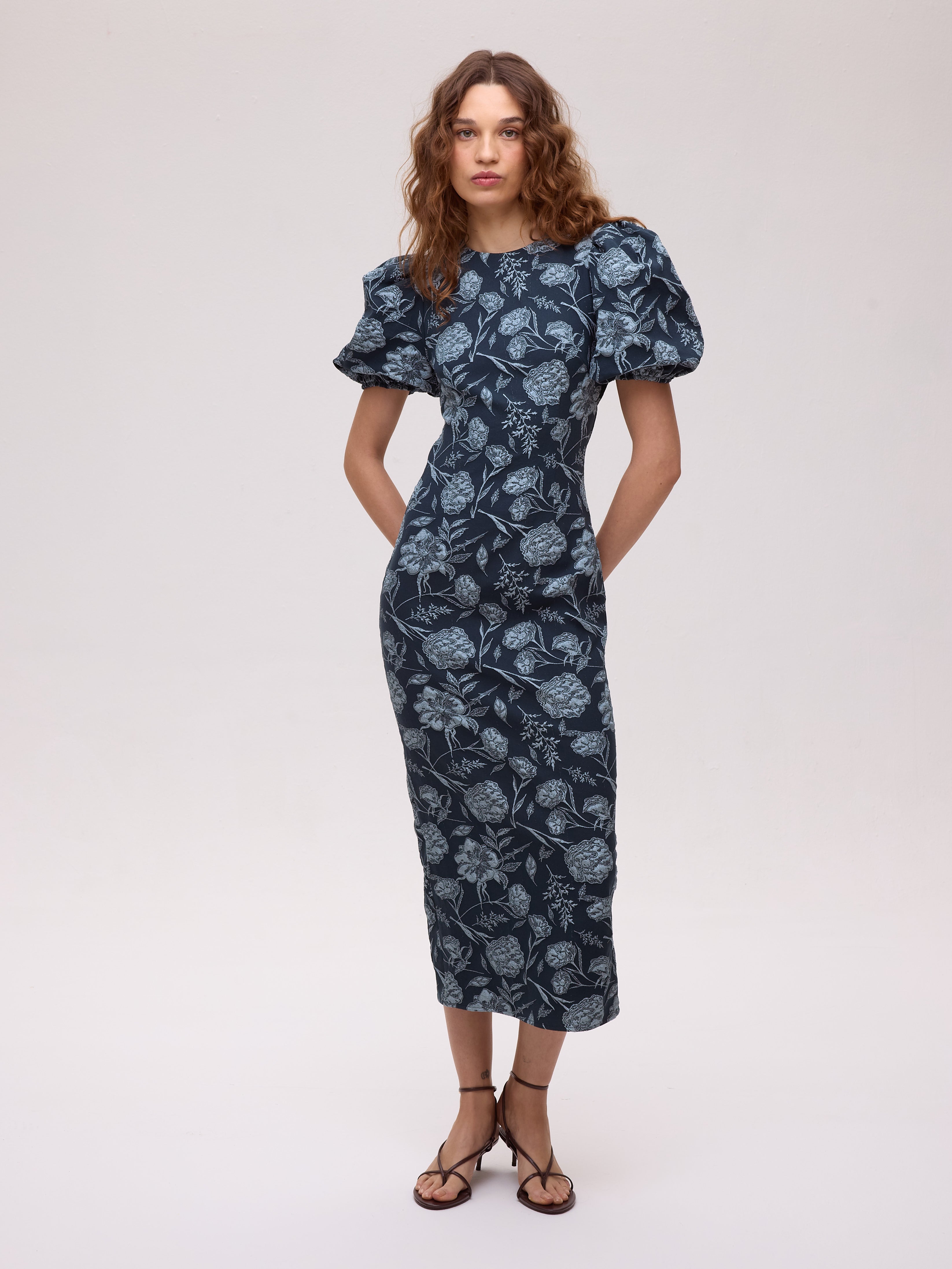 FIORE TEAL - Vestido brocado flores escote espalda, perfecto para invitadas de boda y fiesta esta temporada de otoño invierno. MIOH es la marca española de vestidos de invitada de referencia