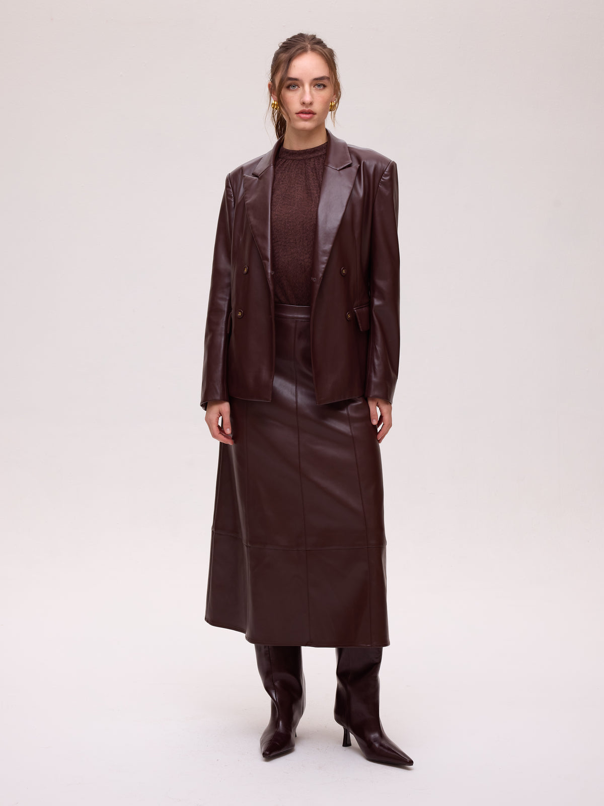 FOG GRANA - Falda midi polipiel granate, una pieza clave para tu look de invitada de boda y fiesta. MIOH es la marca española de moda de evento de referencia
