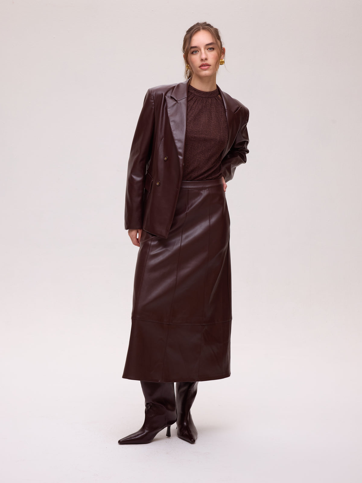 FOG GRANA - Falda midi polipiel granate, ideal para bodas de tarde, cócteles, bautizos y comuniones. MIOH, moda de invitada hecha en España