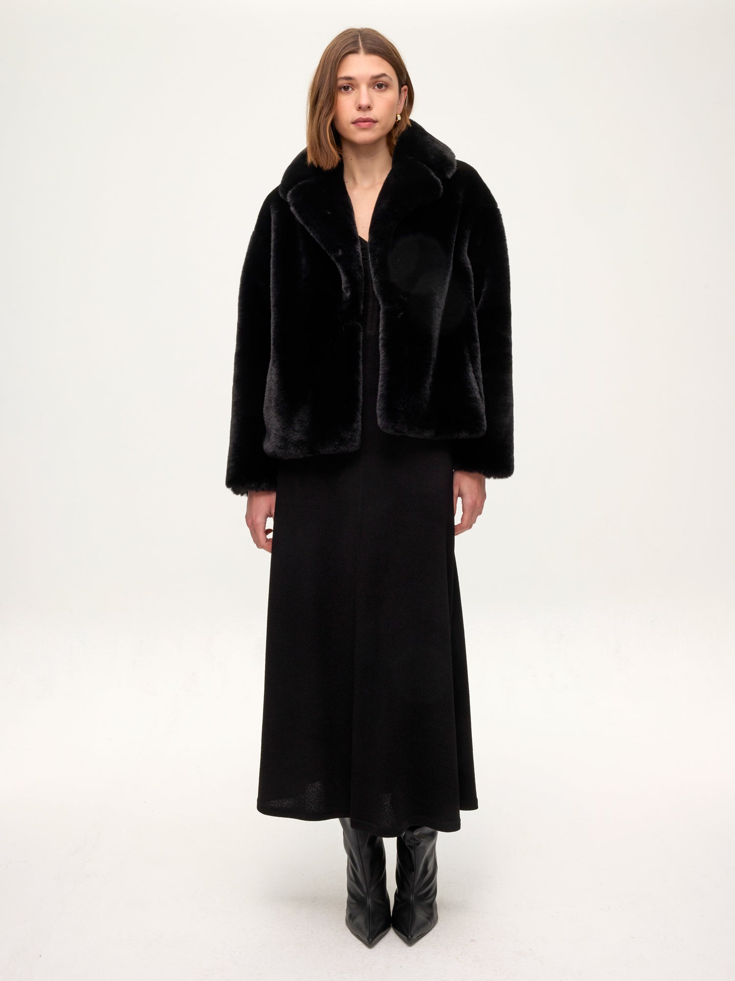 mioh | FREEWAY BLACK - Chaquetón corto faux fur negro. Vestidos de fiesta para invitadas de boda perfectas. Marca española de moda