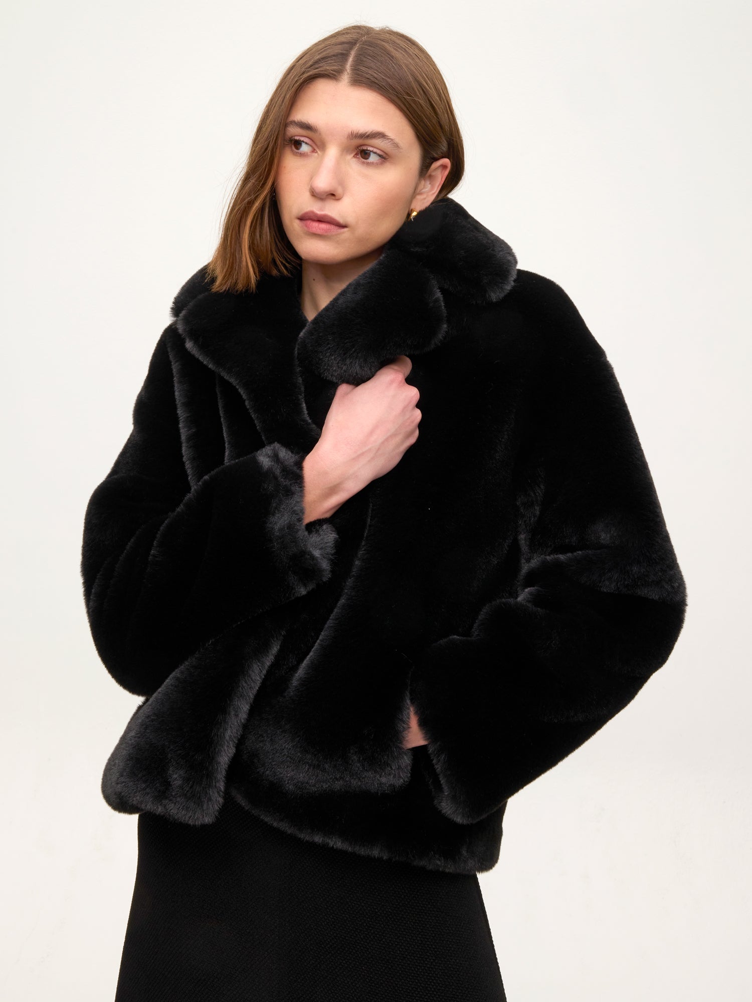 mioh | FREEWAY BLACK - Chaquetón corto faux fur negro. Vestidos de fiesta para invitadas de boda perfectas. Marca española de moda