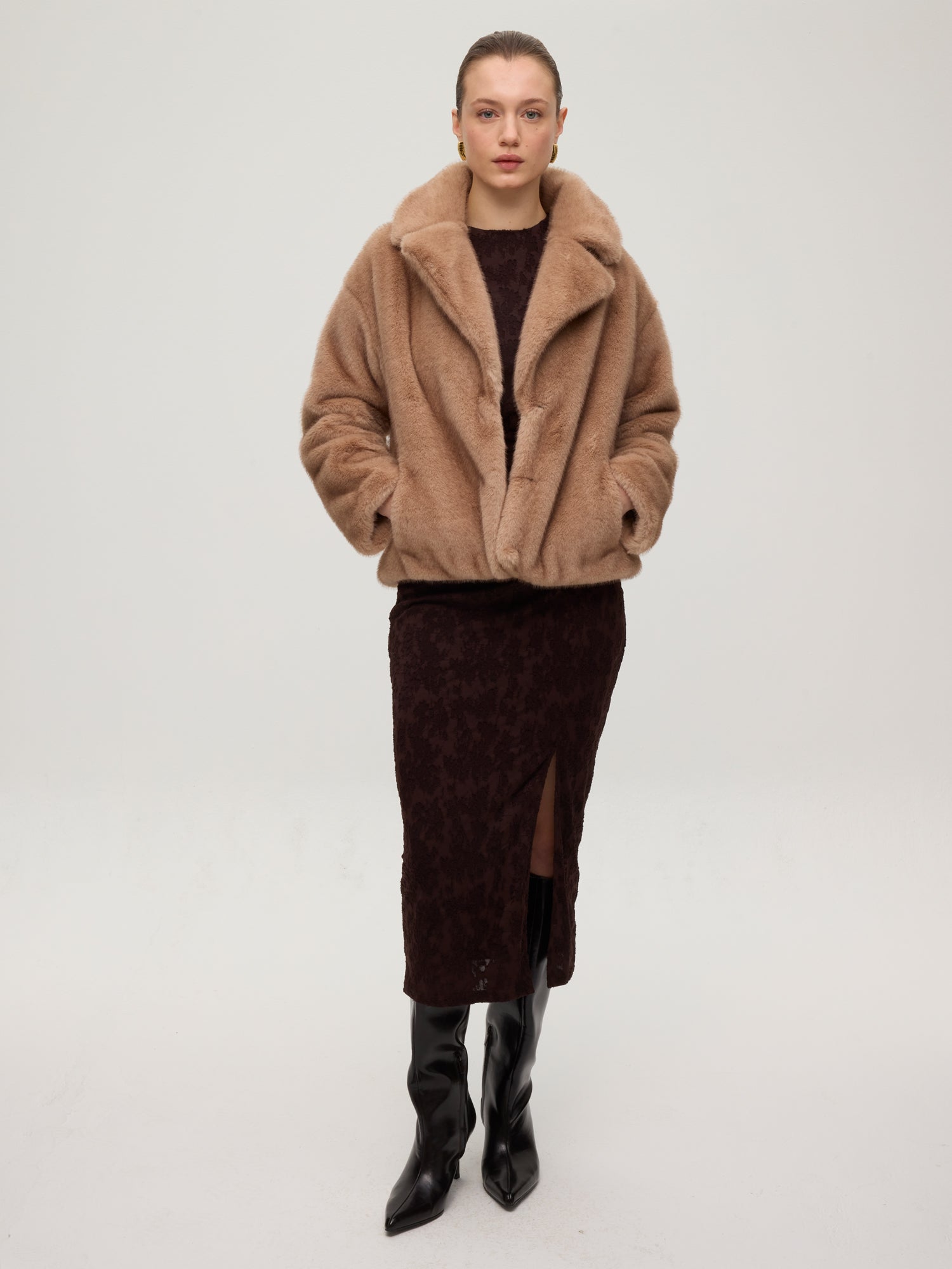 mioh | FREEWAY CAMEL - Chaquetón corto faux fur camel. Vestidos de fiesta para invitadas de boda perfectas. Marca española de moda