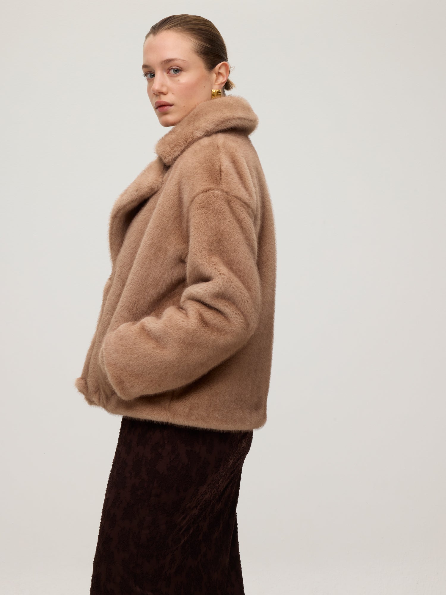 mioh | FREEWAY CAMEL - Chaquetón corto faux fur camel. Vestidos de fiesta para invitadas de boda perfectas. Marca española de moda