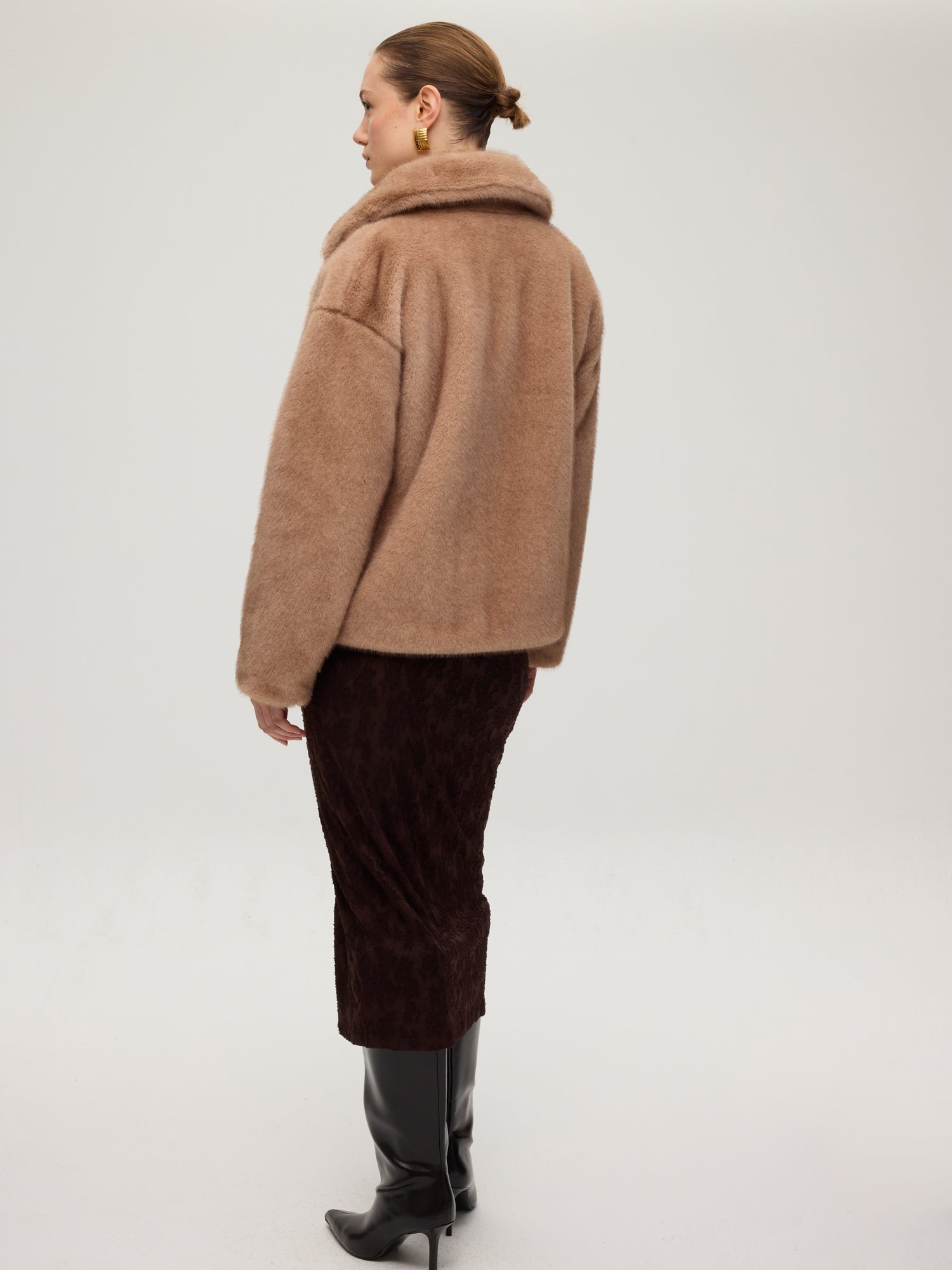 mioh | FREEWAY CAMEL - Chaquetón corto faux fur camel. Vestidos de fiesta para invitadas de boda perfectas. Marca española de moda