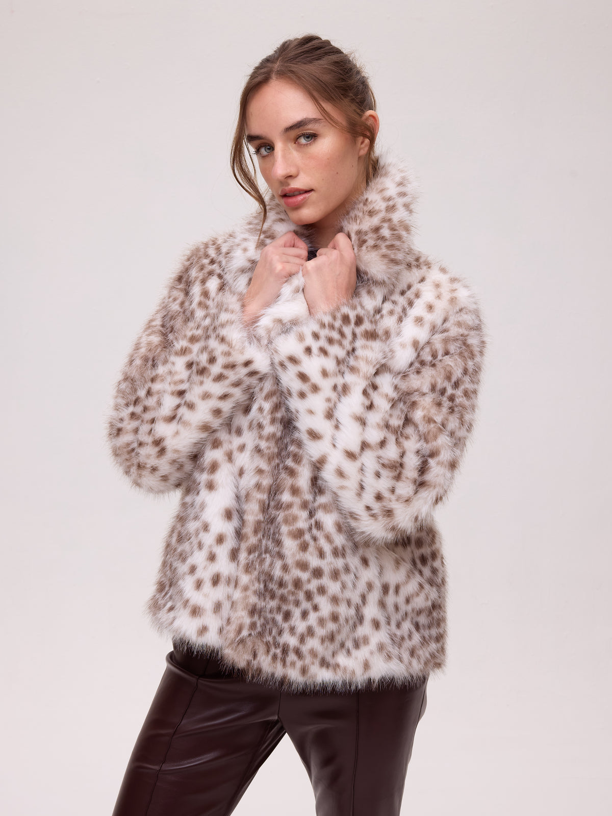 FREEWAY DOTS - Abrigo corto faux fur - Manchas, perfecto para bodas y eventos de invierno sin renunciar al estilo. MIOH, moda española de invitada