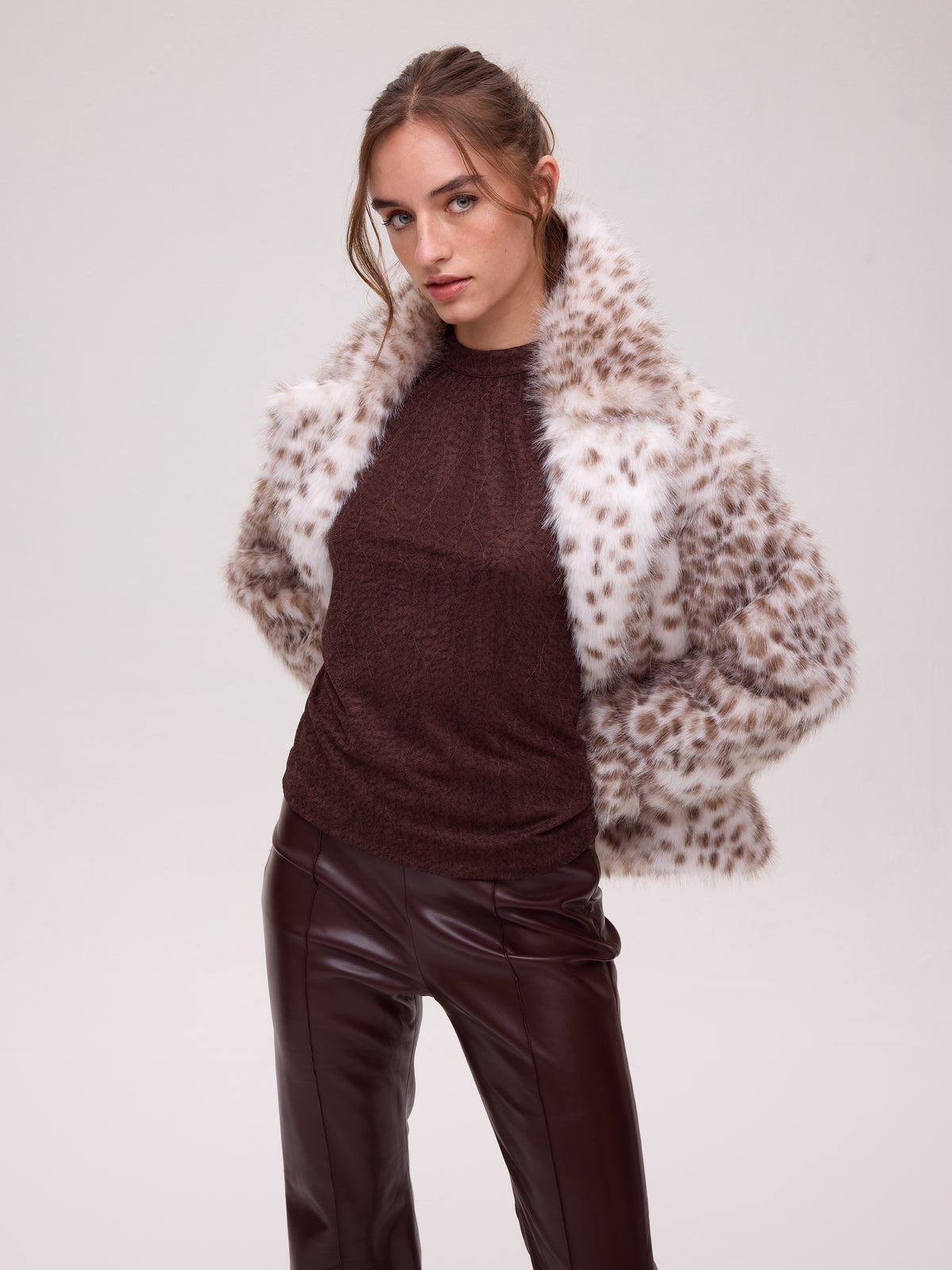 FREEWAY DOTS - Abrigo corto faux fur - Manchas, combínalo con los vestidos de invitada de MIOH y crea un look de diez