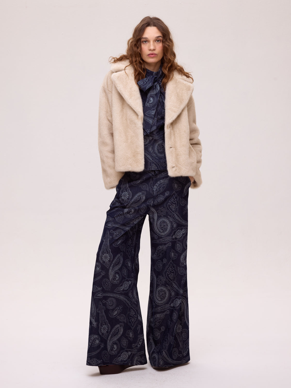 mioh | MONT GRANA Blusa granate + LOTUS GRANA - Falda vinilo burgundy + FREEWAY ECRU - Abrigo corto faux fur