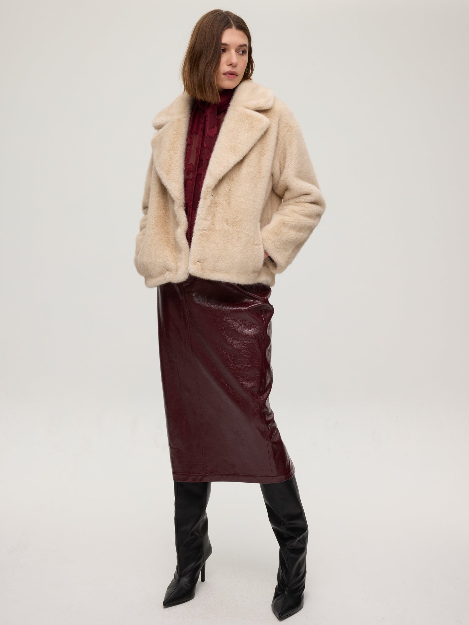 mioh | FREEWAY ECRU - Chaquetón corto faux fur ecru. Vestidos de fiesta para invitadas de boda perfectas. Marca española de moda