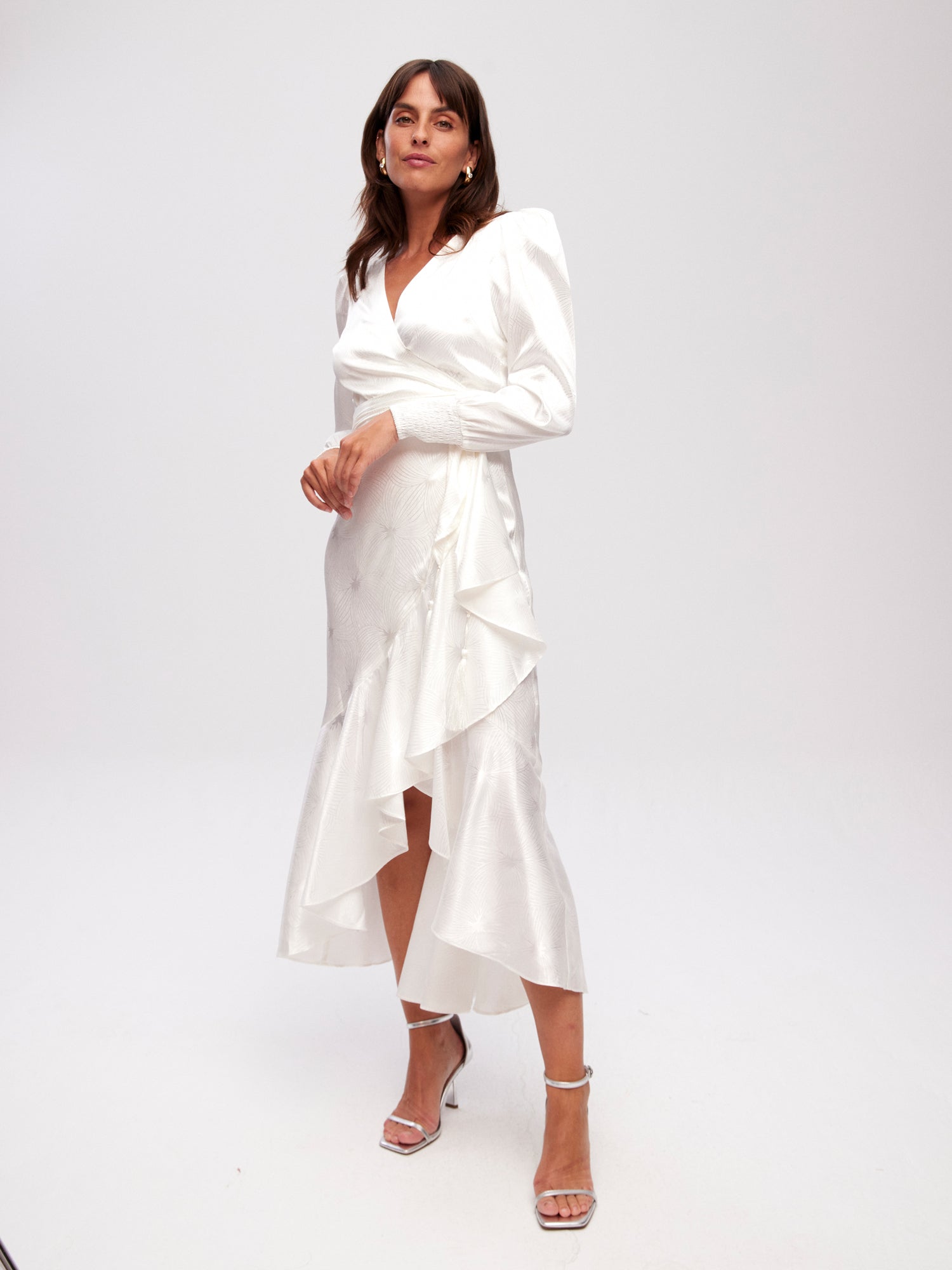 mioh | GALDANA WHITE - Vestido midi jacquard blanco wrap envolvente para novia o fiesta de blanco. Modelo elegante en un precioso jacquard blanco. Vestido de novia SS24 de MIOH. Los eventos de blanco de esta temporada Primavera Verano 24 se visten de MIOH. Marca española de vestidos de novia.