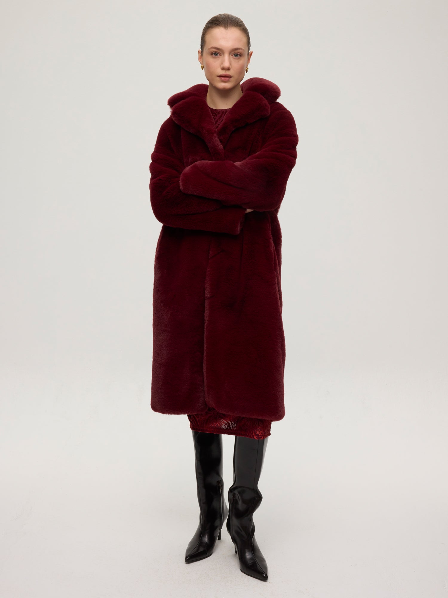 mioh | GLOBE BURGUNDY - Abrigo faux fur burgundy. Vestidos de fiesta para invitadas de boda perfectas. Marca española de moda