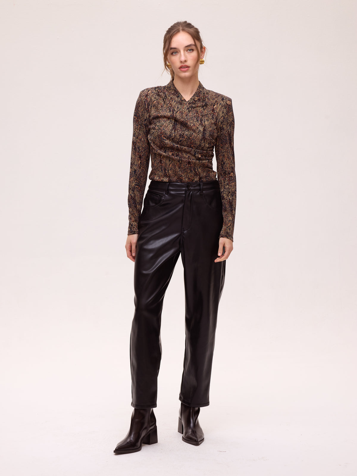 GLOOM BLACK - Pantalón barrel ecopiel negro, ideal para bodas de tarde, cócteles, bautizos y comuniones. MIOH, moda de invitada hecha en España