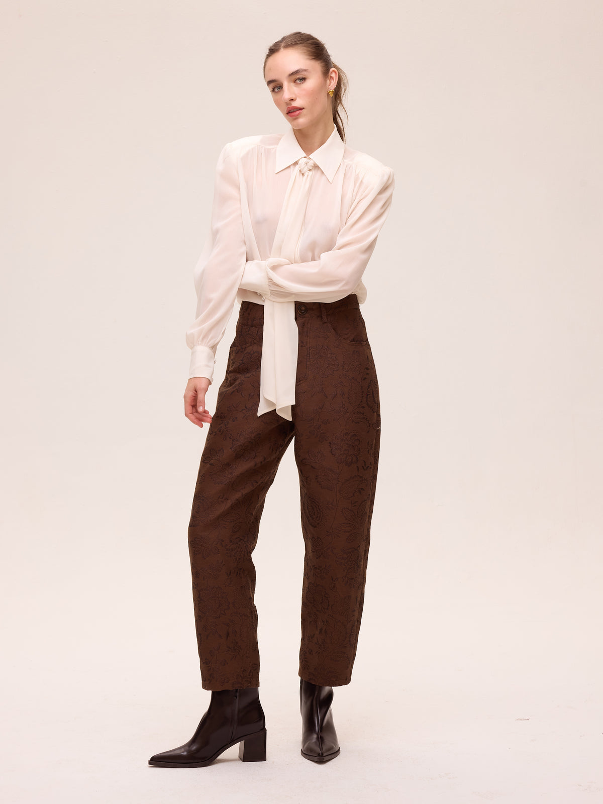 GLOOM BROWN - Pantalón barrel damasco bordado flores, una pieza clave para tu look de invitada de boda y fiesta. MIOH es la marca española de moda de evento de referencia