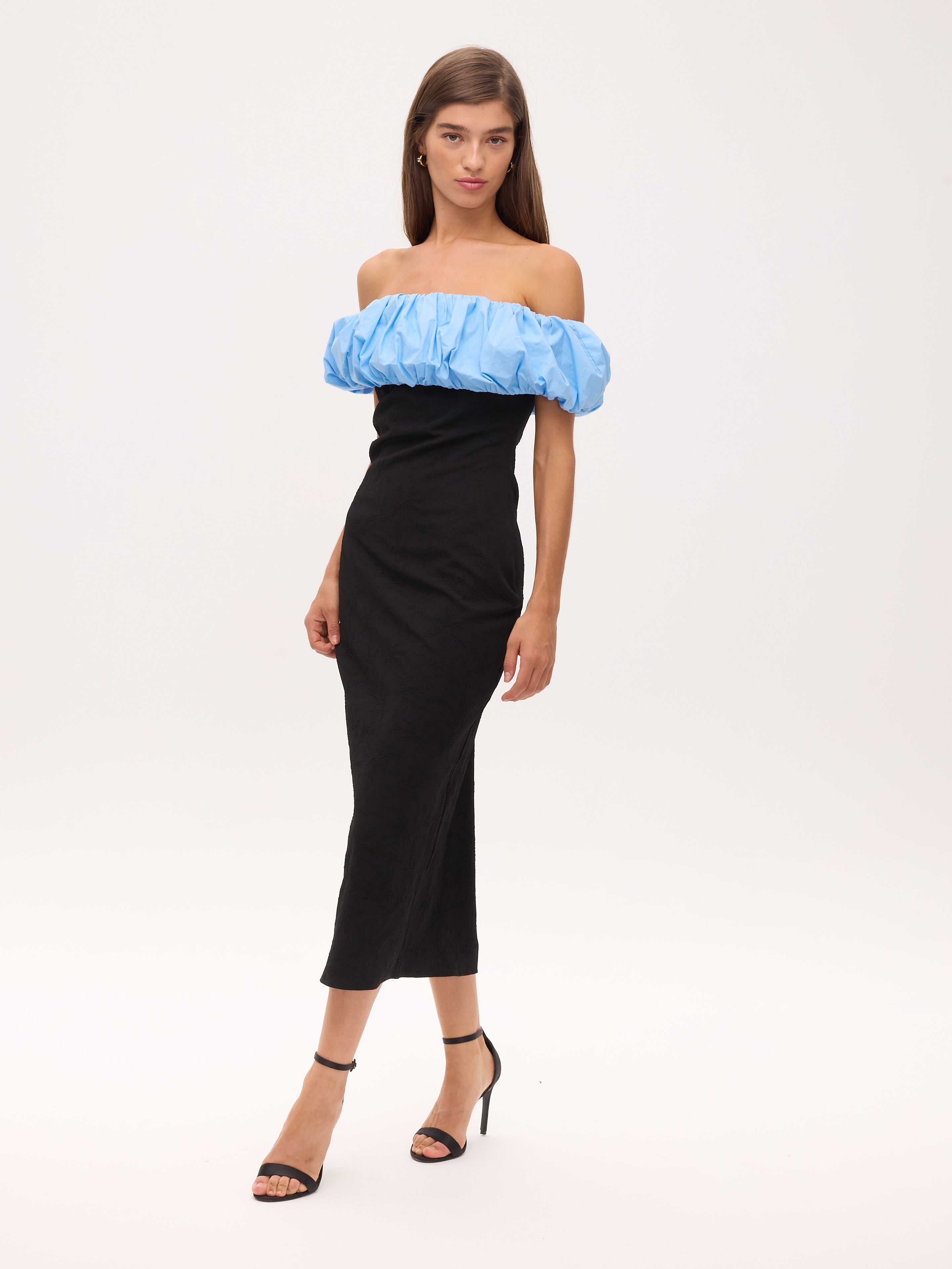 JULIETA BLACK - Vestido damasco bardot volante estructurado, para invitadas de boda, fiesta y eventos de primvera y verano. MIOH es la marca que eligen las influencers de España para sus eventos, como bodas y fiestas