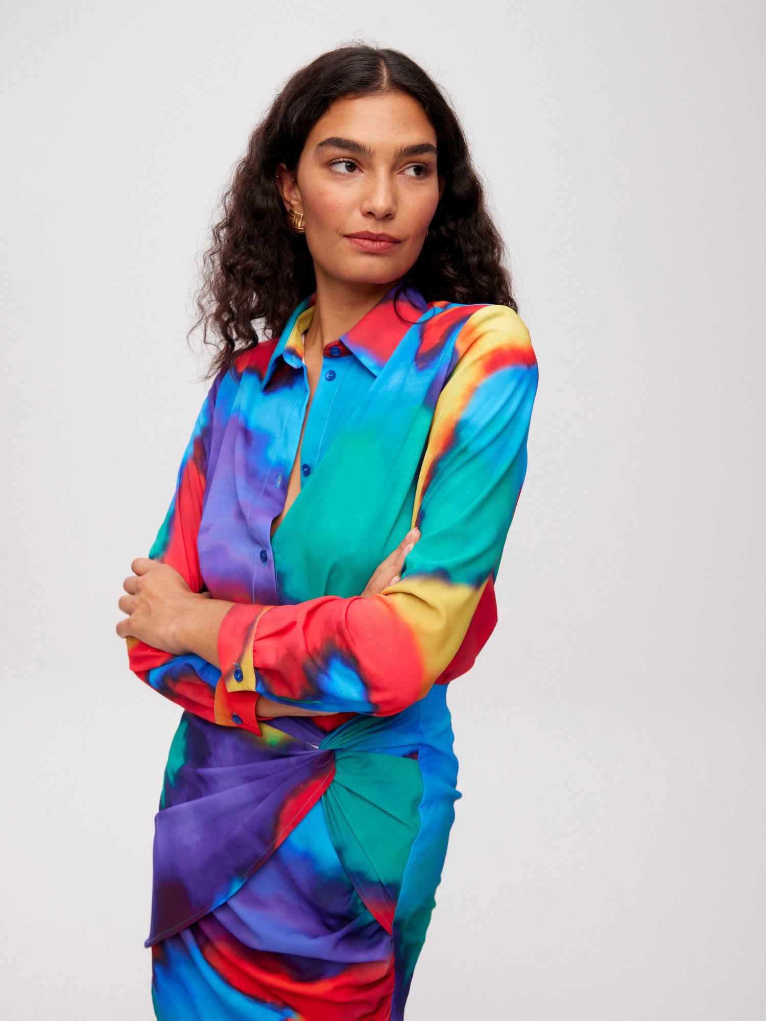 mioh | MAYA TOP TIEDYE - Camisa estampada tiedye para diario y toda clase de ocasiones. Tendencia vestidos invitada Primavera Verano 2024. MIOH la marca española de vestidos más de moda