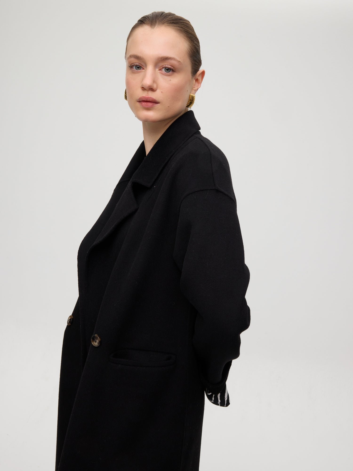 mioh | METRO BLACK - Abrigo largo sastrero paño negro. Vestidos de fiesta para invitadas de boda perfectas. Marca española de moda