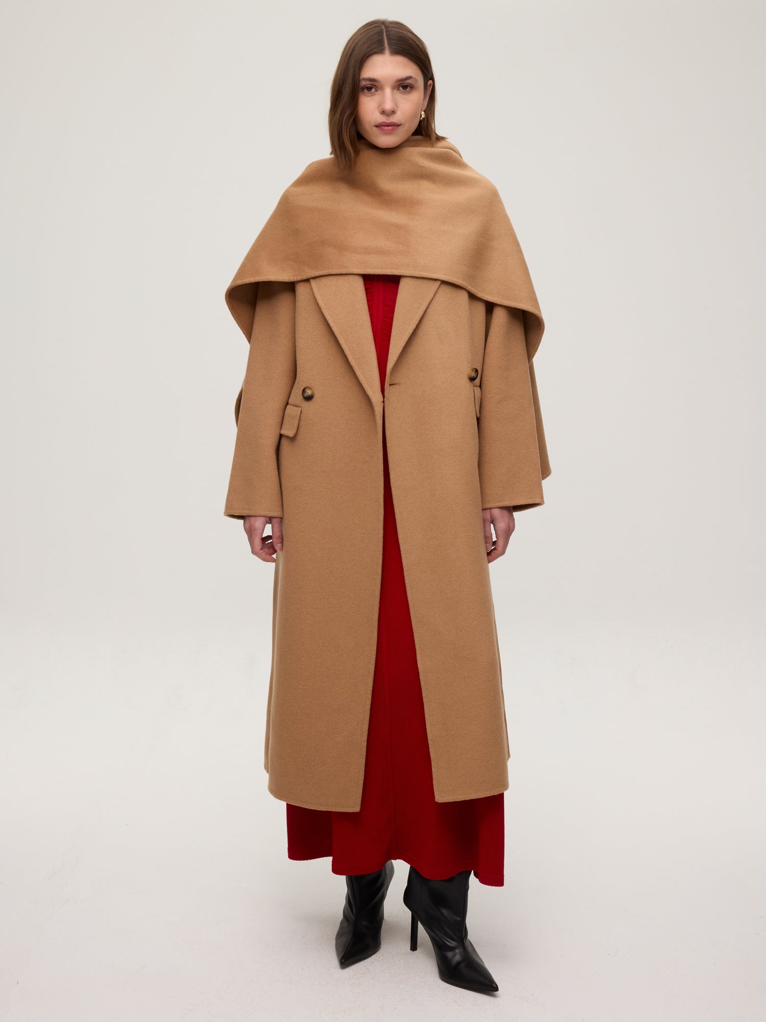 mioh | METRO CAMEL - Abrigo largo sastrero lana camel. Vestidos de fiesta para invitadas de boda perfectas. Marca española de moda