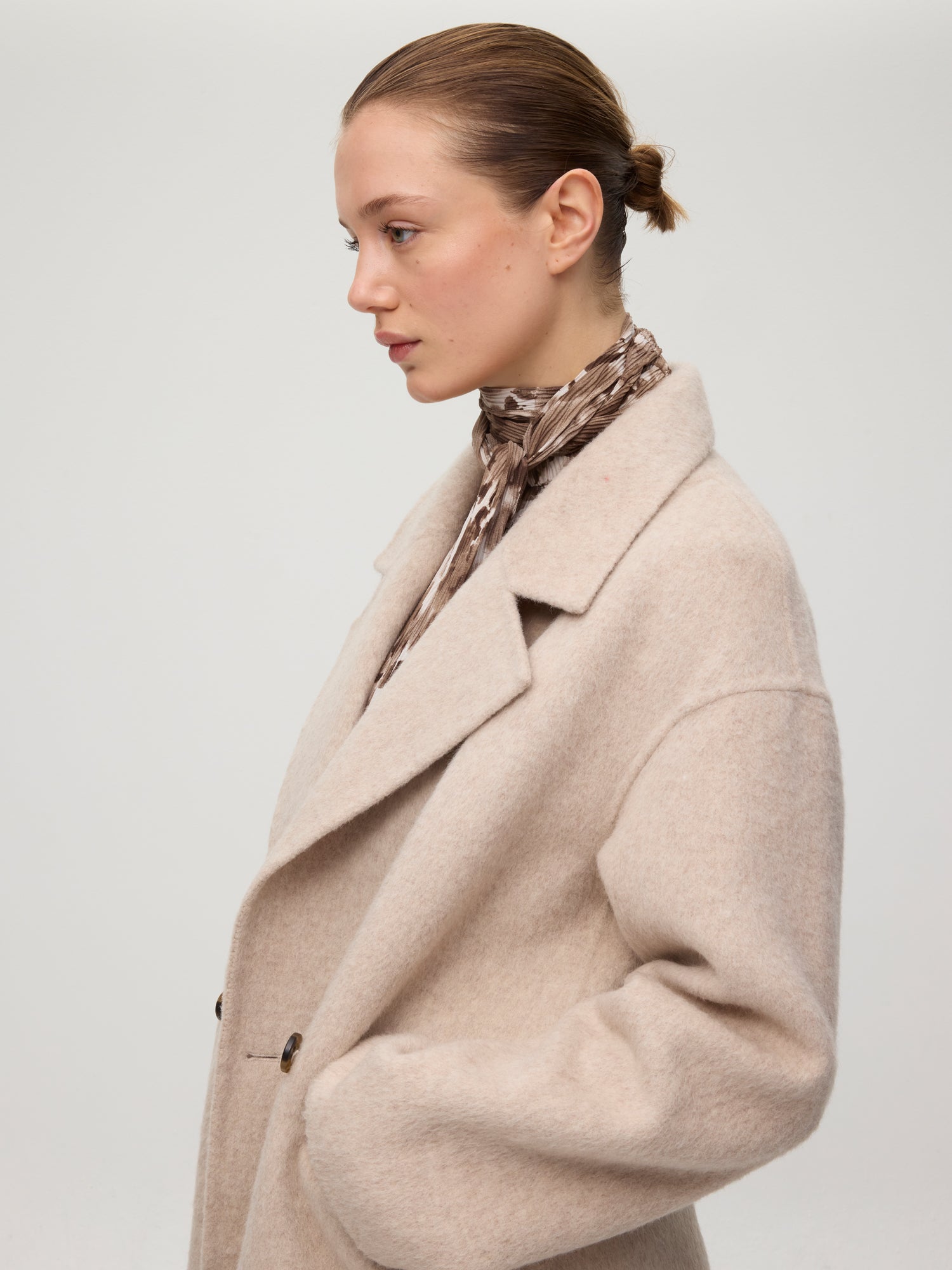 mioh | METRO ECRU - Abrigo largo sastrero alpaca ecru. Vestidos de fiesta para invitadas de boda perfectas. Marca española de moda