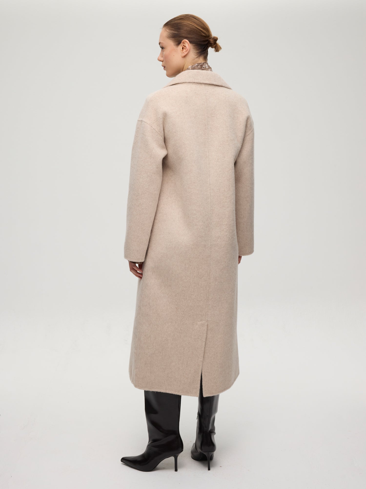 mioh | METRO ECRU - Abrigo largo sastrero alpaca ecru. Vestidos de fiesta para invitadas de boda perfectas. Marca española de moda