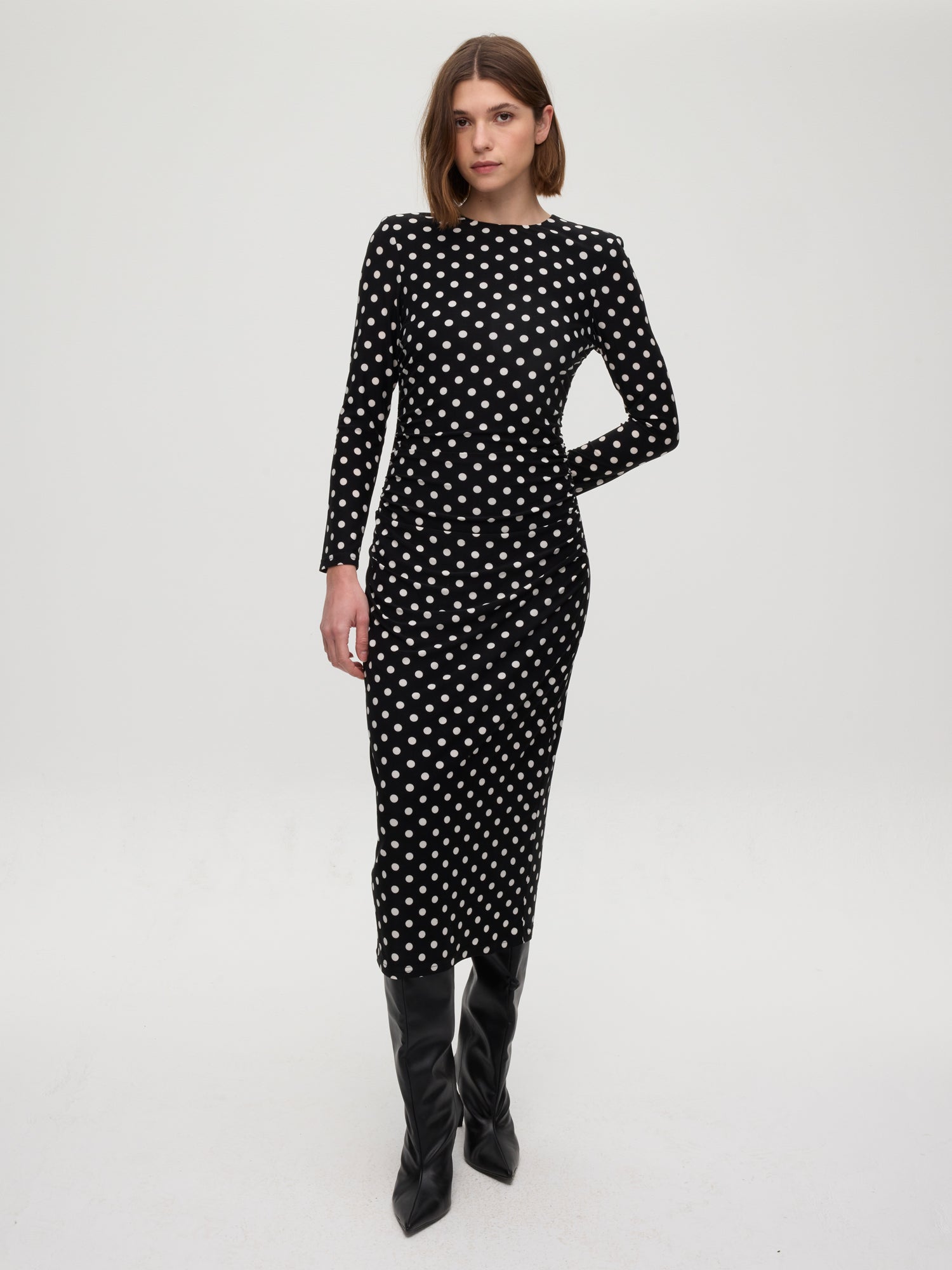mioh | MOMA DOTS - Vestido punto drapeado lunares. Vestidos de fiesta para invitadas de boda perfectas. Marca española de moda