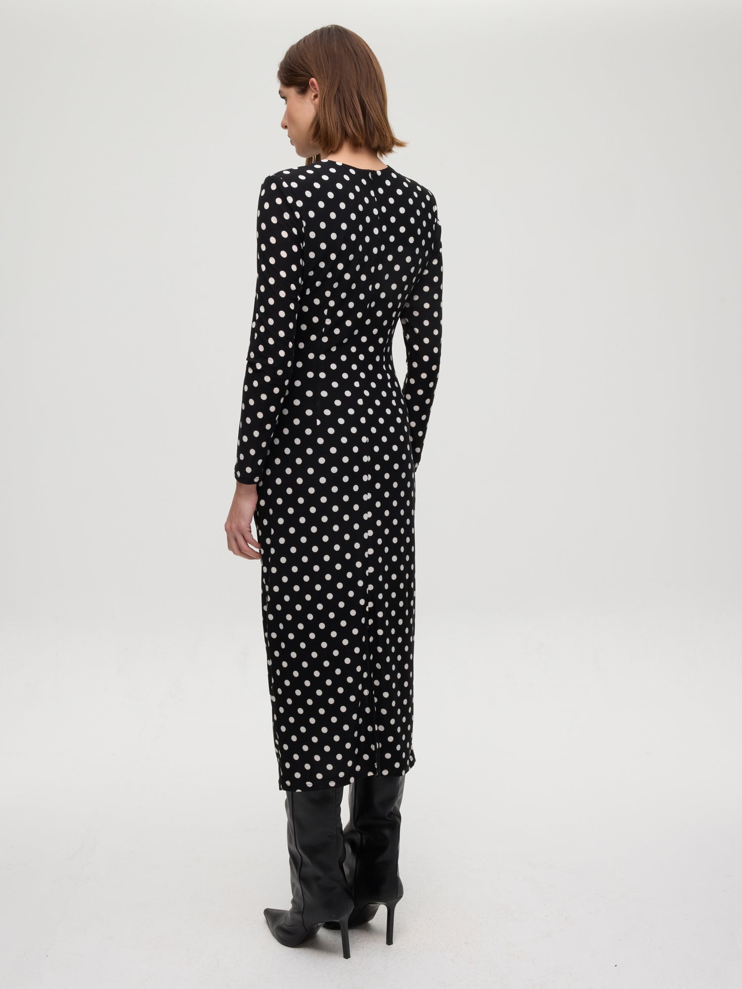 mioh | MOMA DOTS - Vestido punto drapeado lunares. Vestidos de fiesta para invitadas de boda perfectas. Marca española de moda