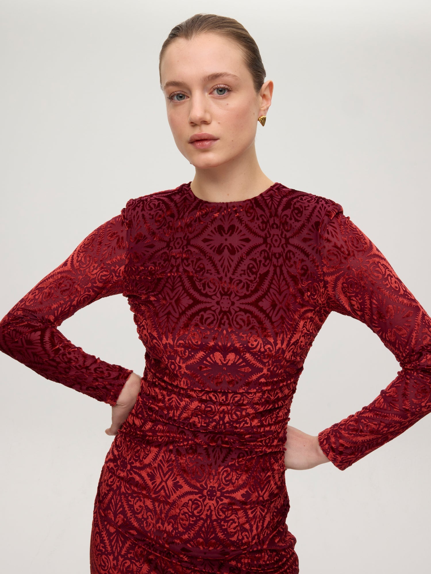 mioh | MOMA VELVET - Vestido cuello redondo drapeado terciopelo. Vestidos de fiesta para invitadas de boda perfectas. Marca española de moda