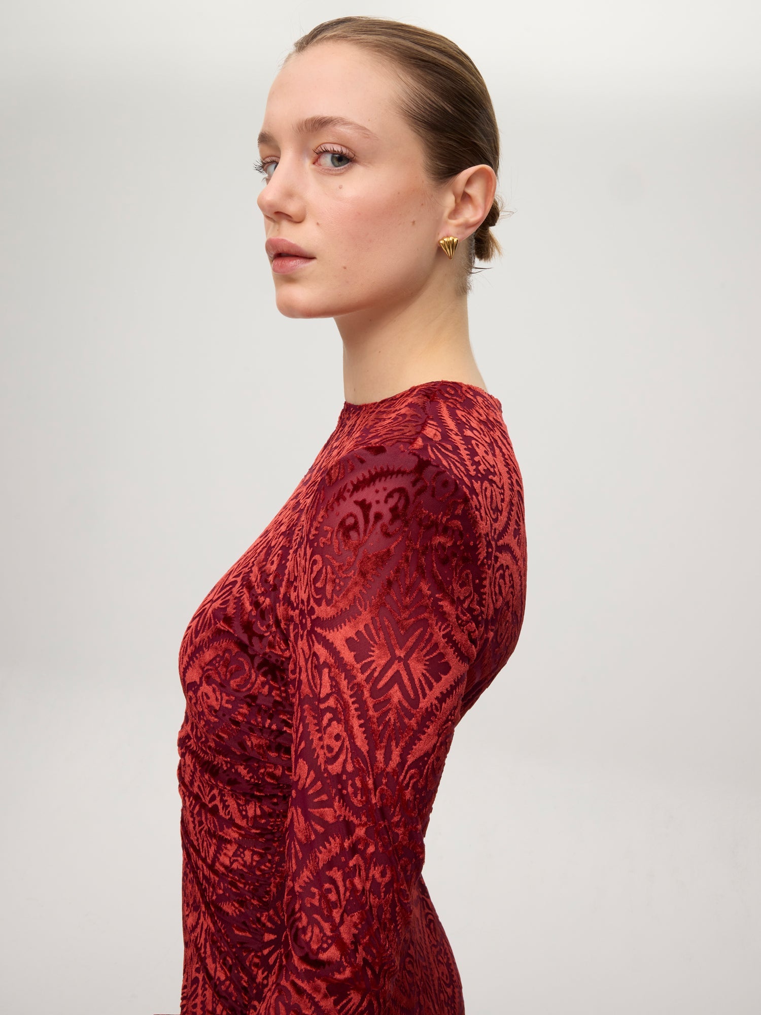 mioh | MOMA VELVET - Vestido cuello redondo drapeado terciopelo. Vestidos de fiesta para invitadas de boda perfectas. Marca española de moda