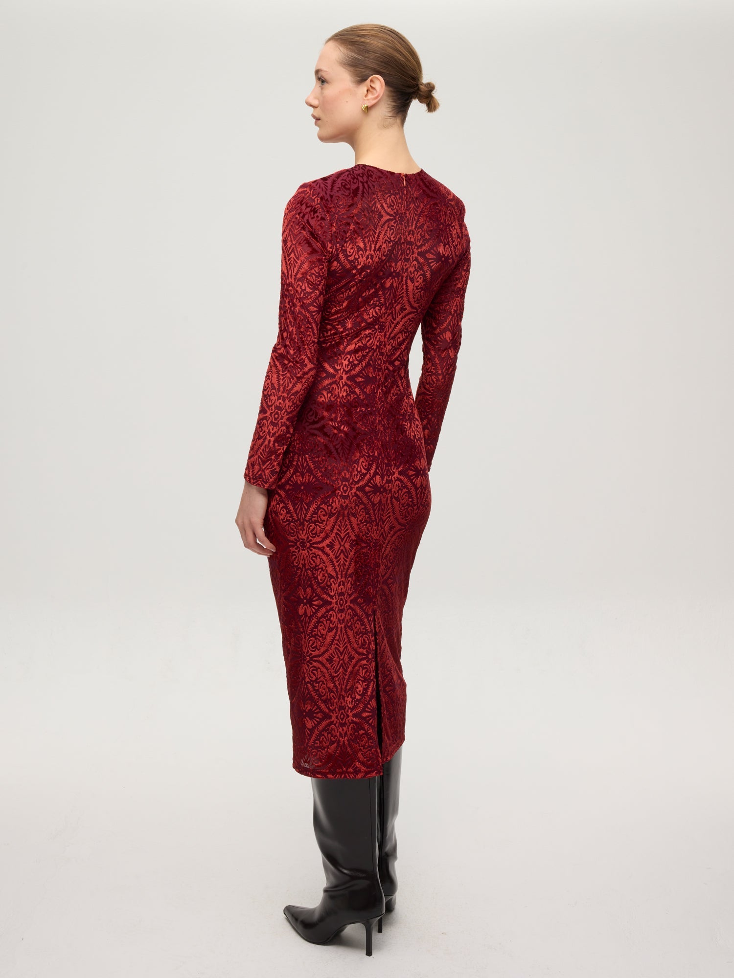 mioh | MOMA VELVET - Vestido cuello redondo drapeado terciopelo. Vestidos de fiesta para invitadas de boda perfectas. Marca española de moda