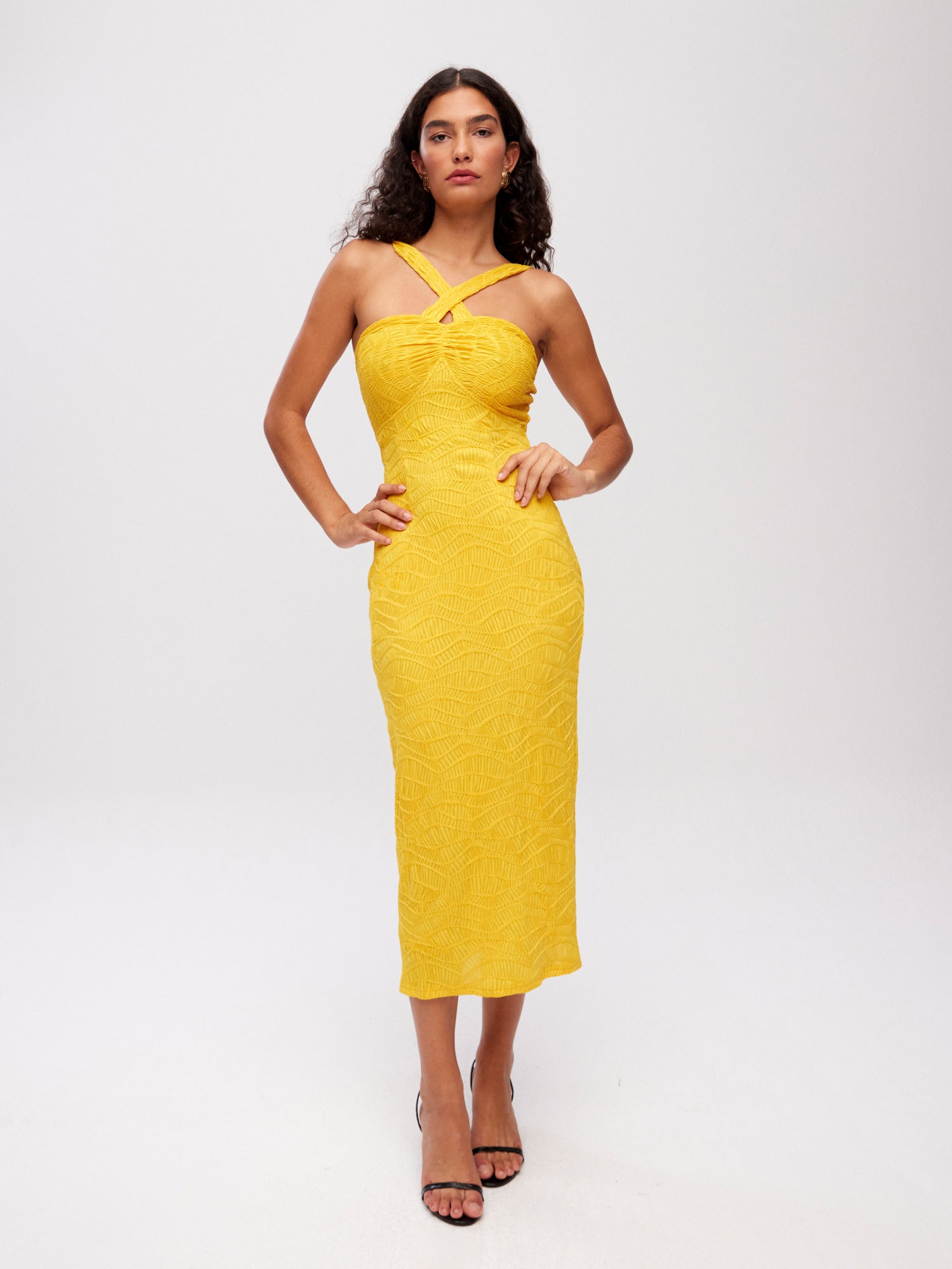 mioh | MYRTOS YELLOW - Vestido midi punto tirante cruzado amarillo para diario y toda clase de ocasiones. Tendencia vestidos invitada Primavera Verano 2024. MIOH la marca española de vestidos más de moda