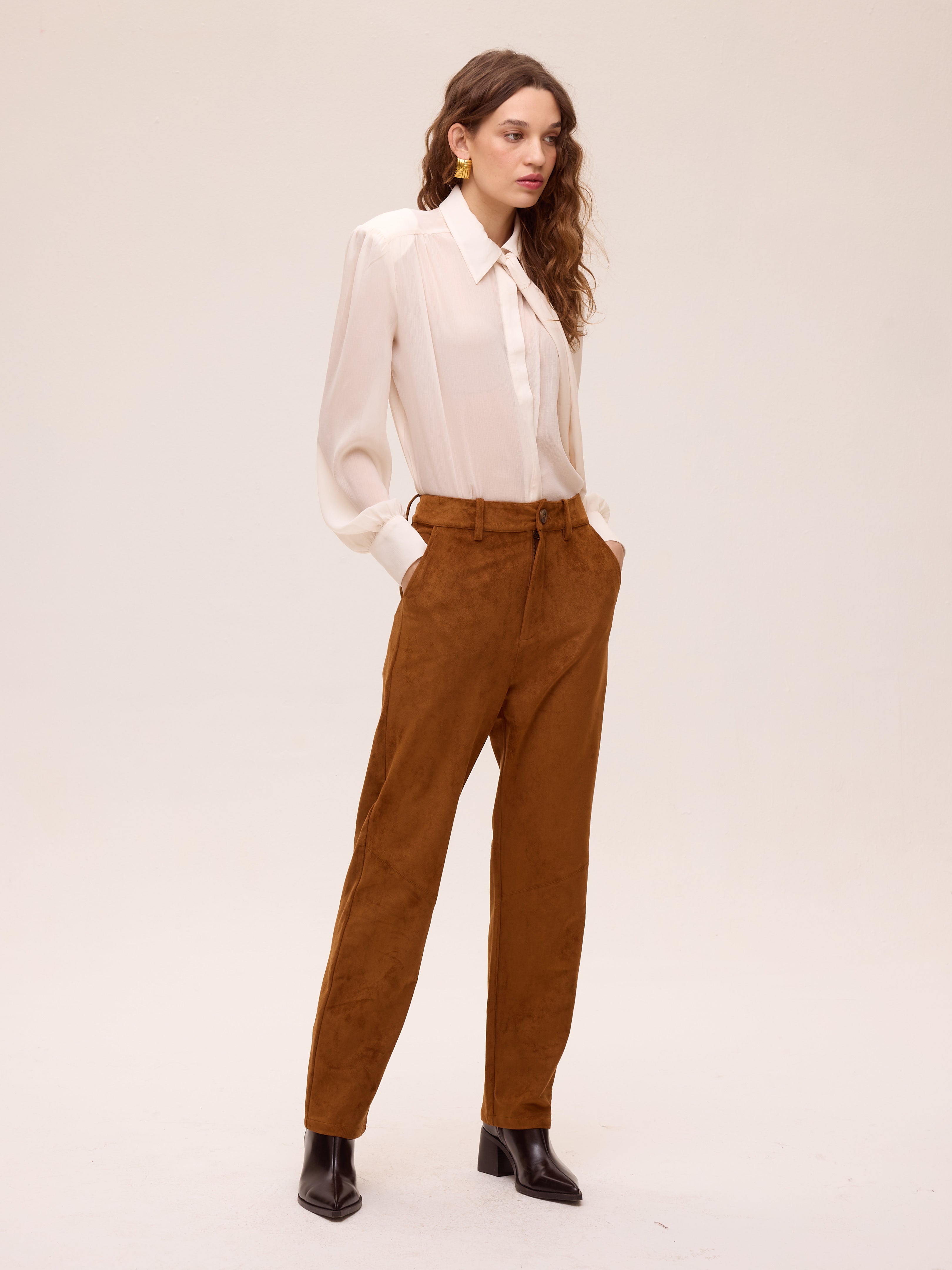 NIMBUS BRIGHT PANT - Pantalón ante 5 bolsillos costuras, combínala con el resto de la colección FW26 de MIOH y crea tu look de invitada perfecta