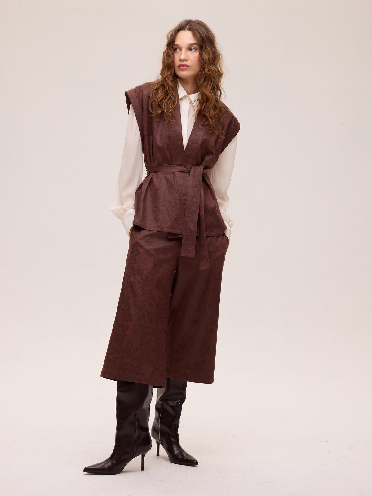 OAK BROWN PANT - Bermuda ecopiel estampado flores marrón, perfecta para crear looks de invitada de otoño invierno. MIOH, marca española de moda en 2026