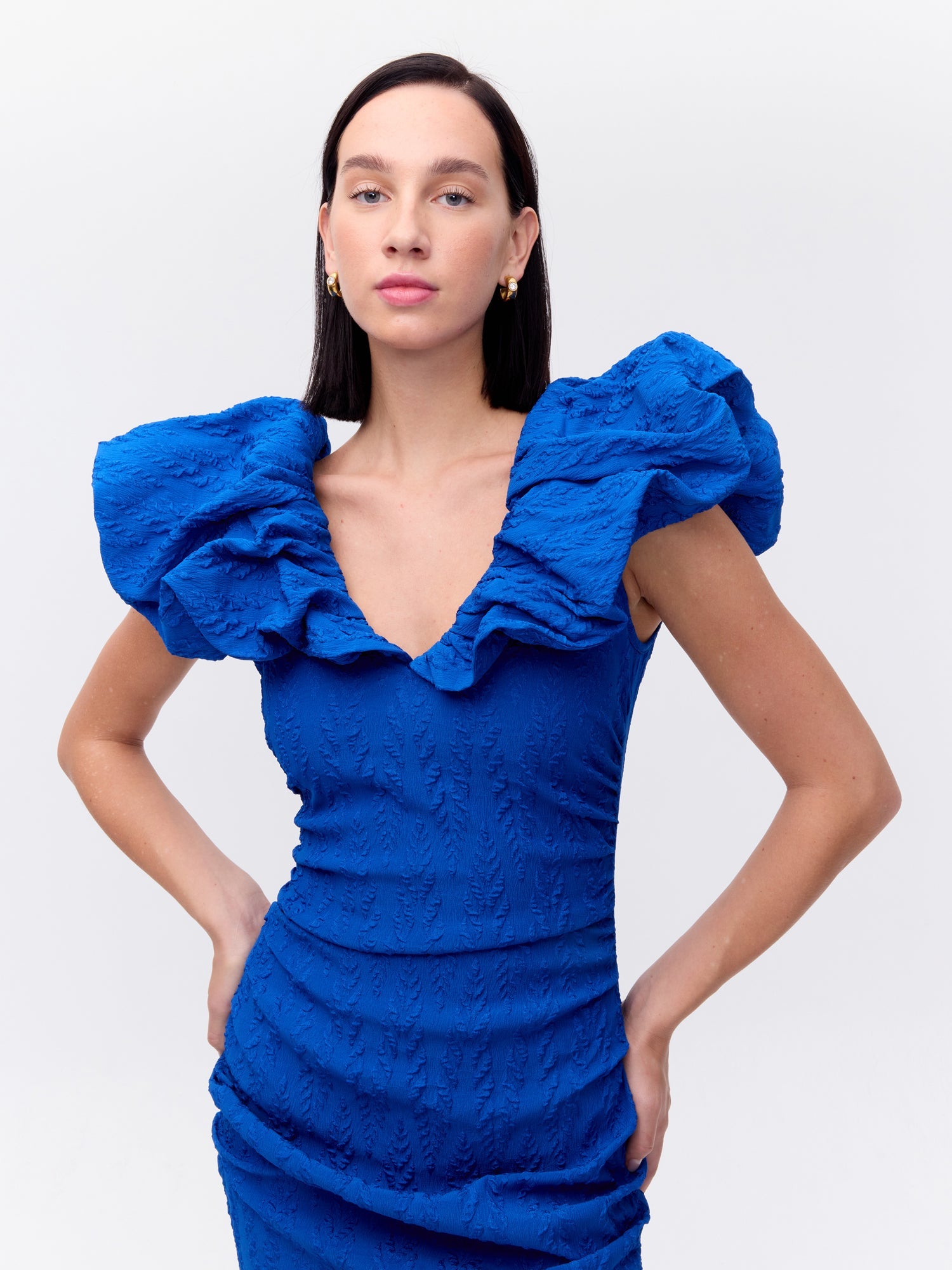 MIOH | PETALO DAMASCO - Vestido volante escote en damasco azul espiga para invitada de boda