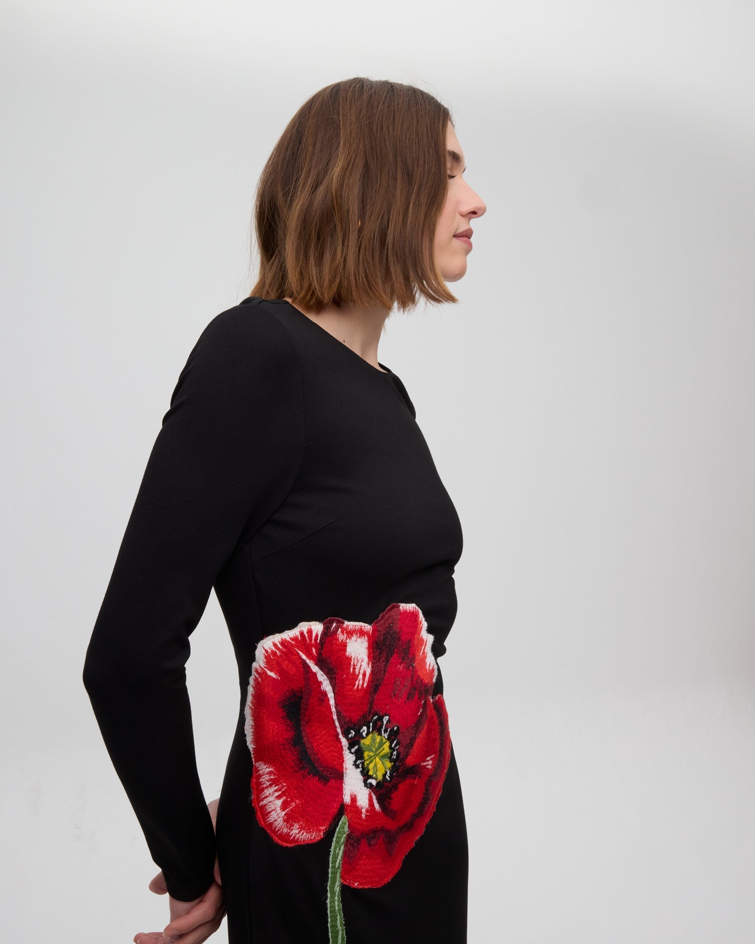 mioh | POPPY - Vestido midi amapola bordada. Vestidos de fiesta para invitadas de boda perfectas. Marca española de moda