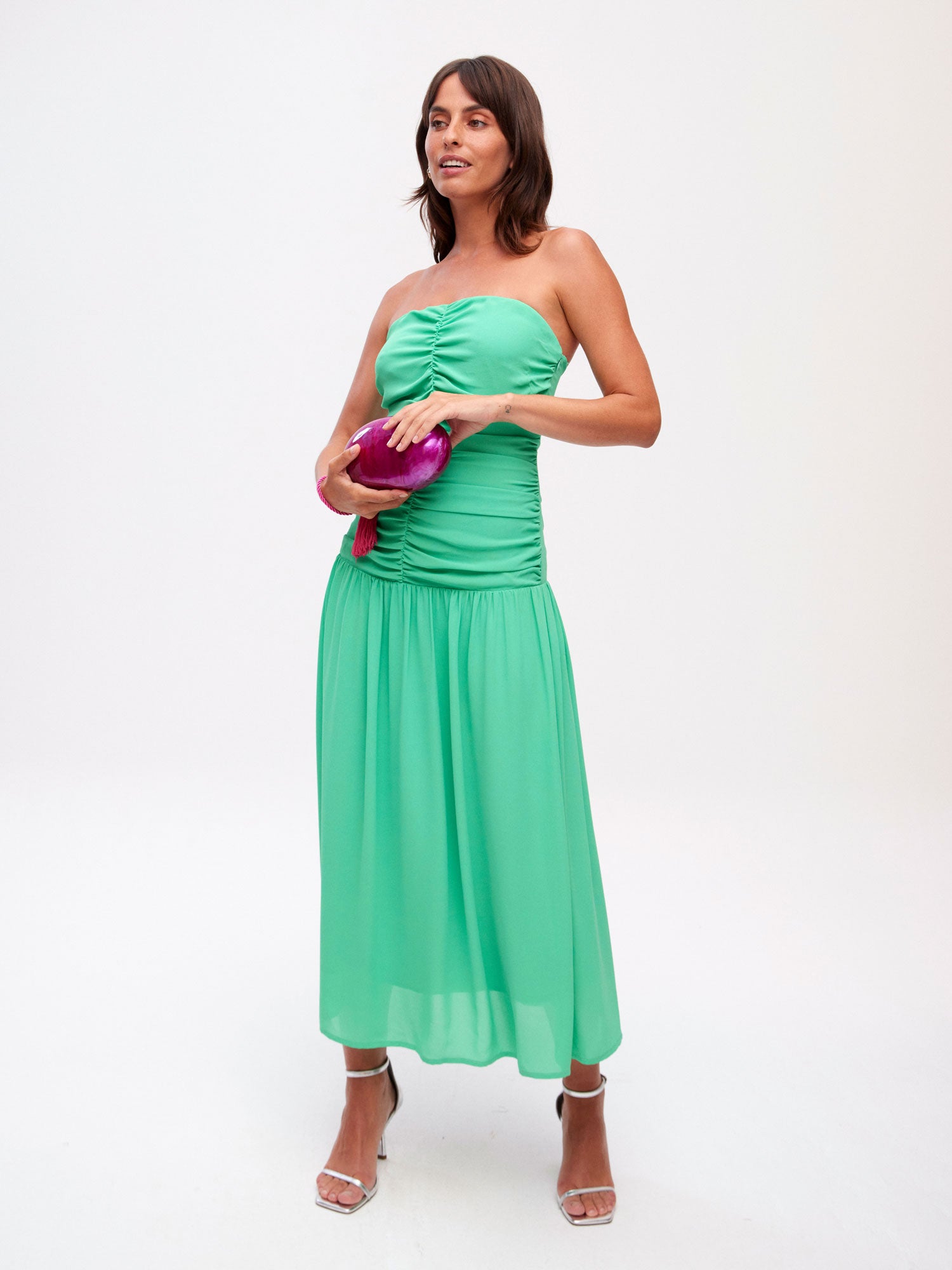 mioh | PORTOFINO GREEN - Vestido midi drapeado vuelo verde para invitada de boda, fiesta y evento. Tendencia vestidos invitada Primavera Verano 2024. MIOH la marca española de vestidos más de moda