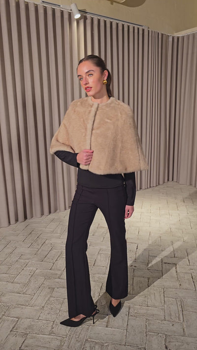 mioh | CINEMA ECRU - Capa pelo faux fur ecru para invitada de boda y fiesta