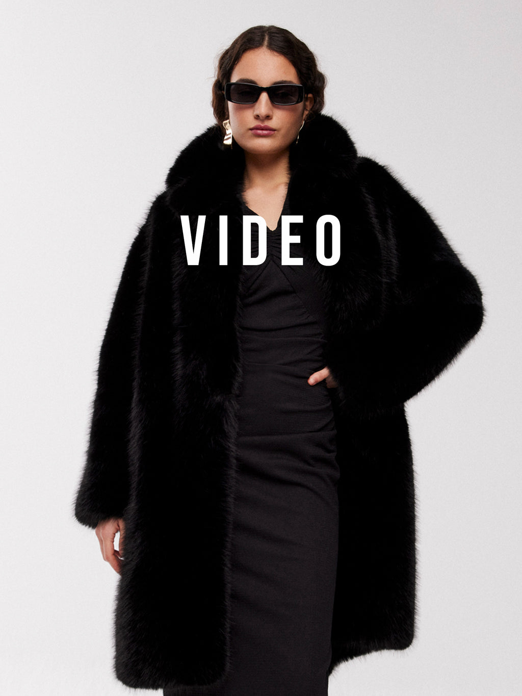 mioh | ACADEMY - Abrigo negro pelo faux fur tendencia street style. Pura tendencia vogue FW23. MIOH marca española moda famosas instagramers