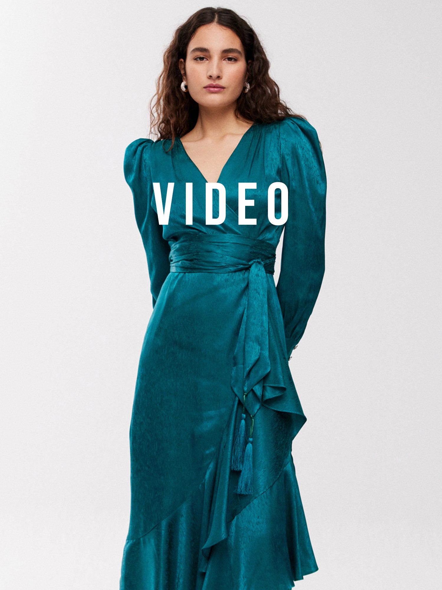 mioh | BOGART GREEN - Vestido midi largo para invitada boda y fiesta. Pura tendencia vogue FW23. MIOH marca española moda famosas instagramers