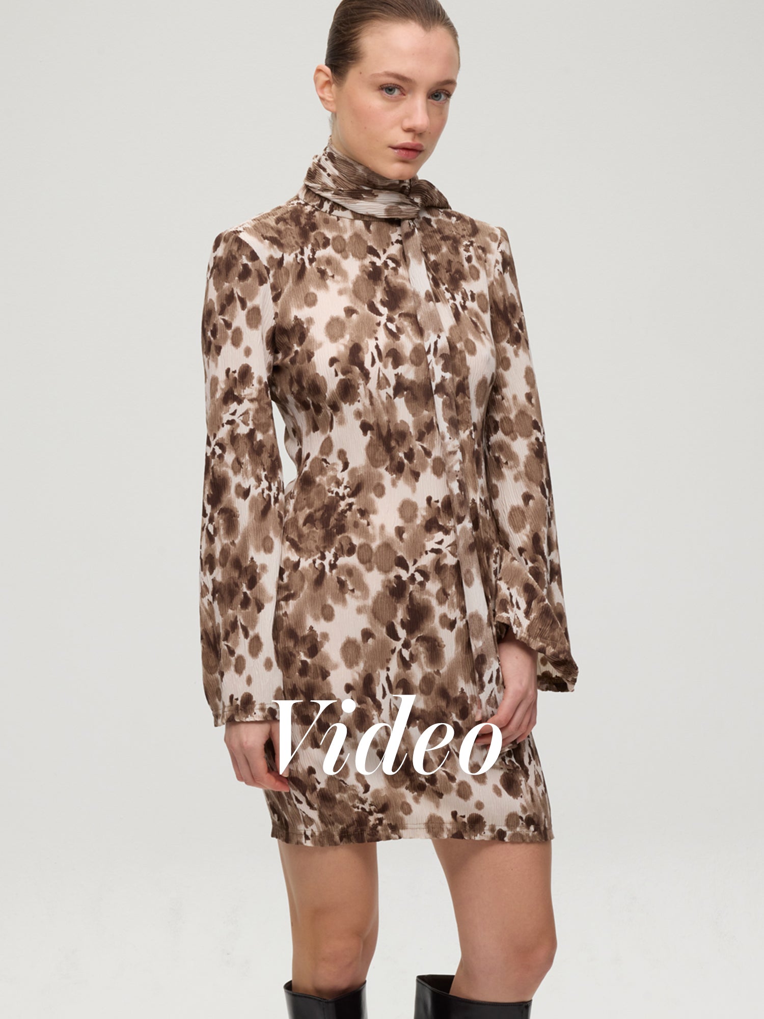 mioh | BROAD - Vestido corto manga acampanada plisado. Vestidos de fiesta para invitadas de boda perfectas. Marca española de moda