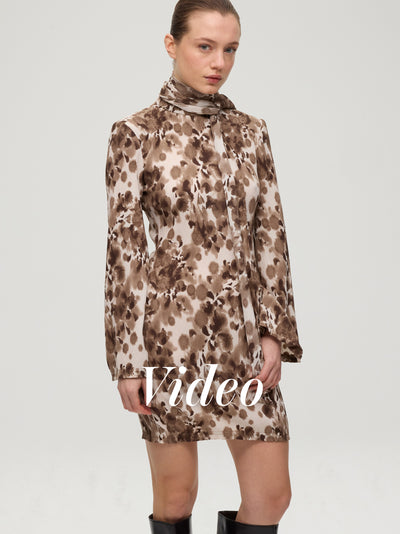 mioh | BROAD - Vestido corto manga acampanada plisado. Vestidos de fiesta para invitadas de boda perfectas. Marca española de moda