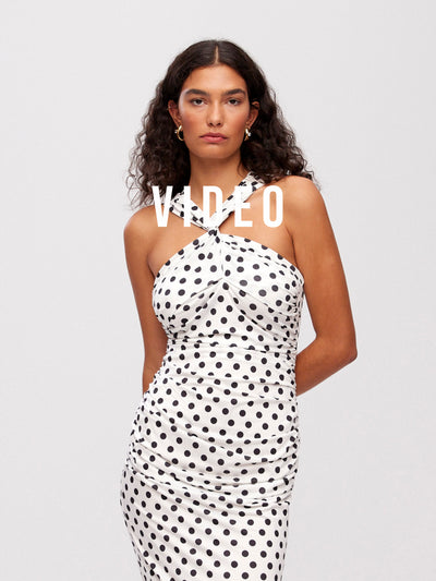 mioh | COMTE DOTS - Vestido midi escote posicional lunares para invitada de boda, fiesta y evento. Tendencia vestidos invitada Primavera Verano 2024. MIOH la marca española de vestidos más de moda