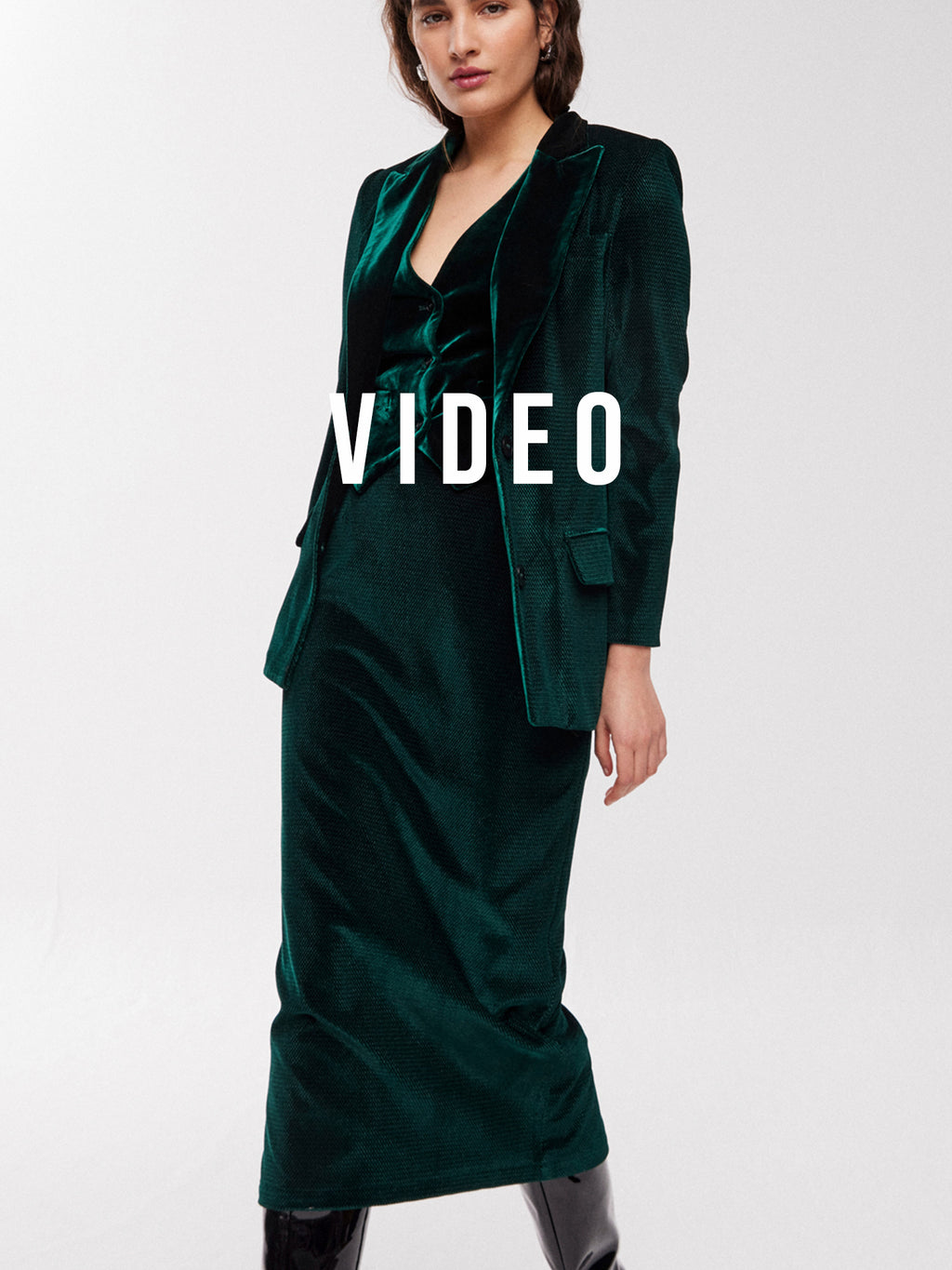 mioh | DOUGLAS GREEN - Traje falda terciopelo verde invitada, fiesta y diario. Pura tendencia vogue FW23. MIOH marca española moda famosas instagramers