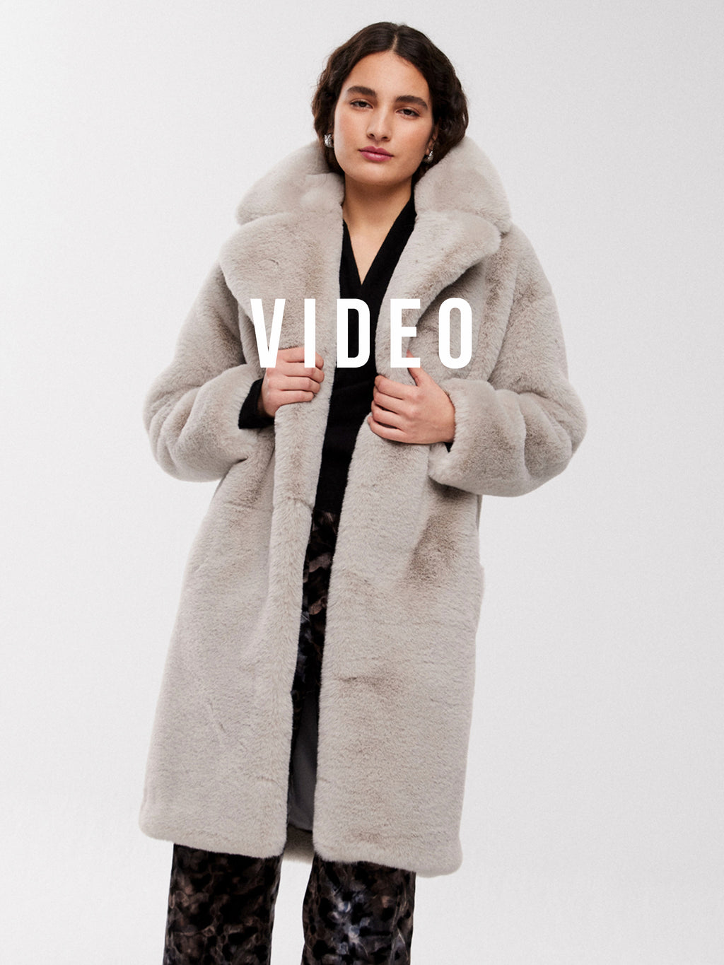 mioh | MOVIE GREY - Abrigo mutón faux fur tendencia street style. Pura tendencia vogue FW23. MIOH marca española moda famosas instagramers