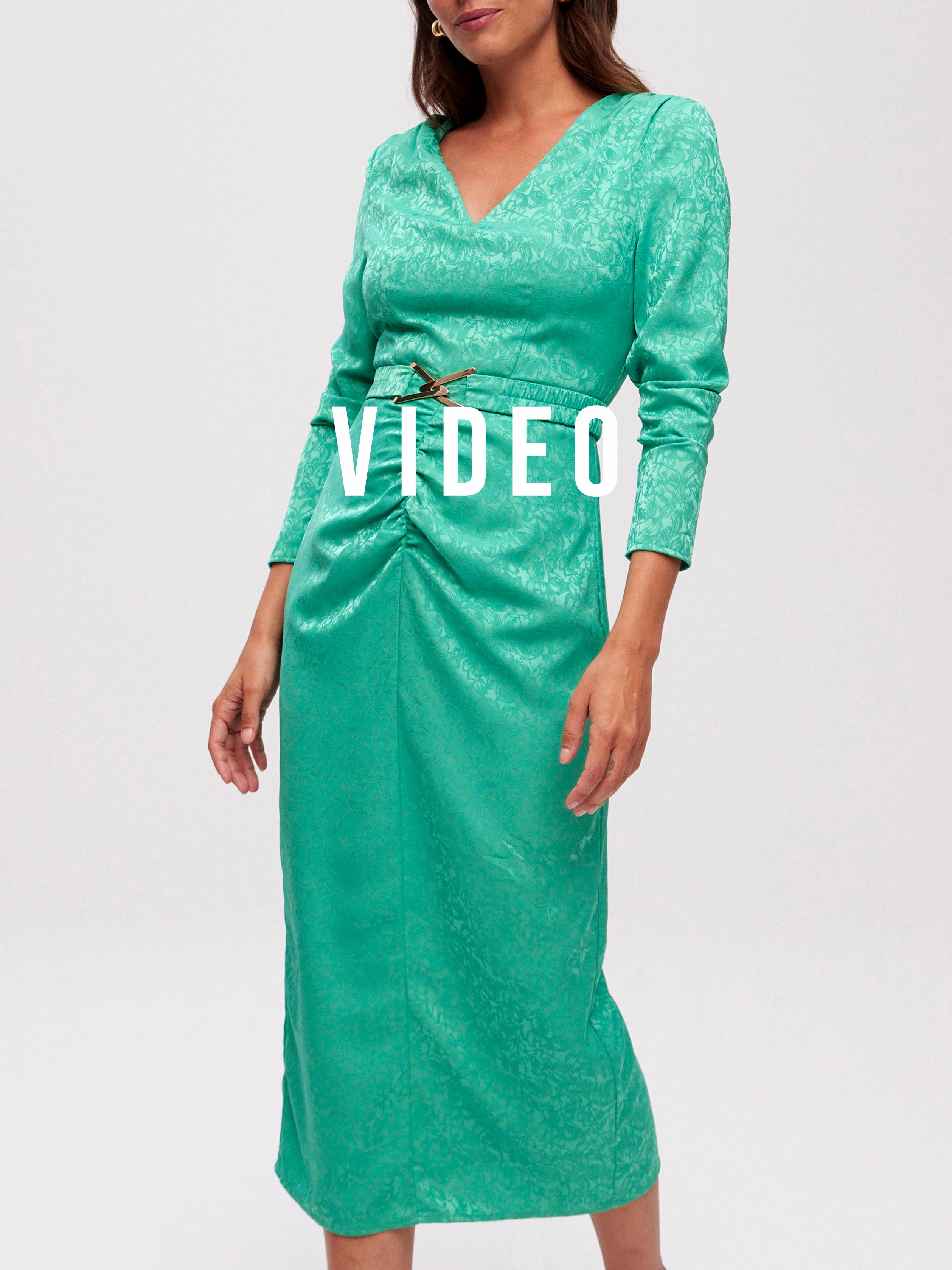 mioh | PORTIXOL GREEN - Vestido midi drapeado cinturón verde para invitada de boda, fiesta y evento. Tendencia vestidos invitada Primavera Verano 2024. MIOH la marca española de vestidos más de moda