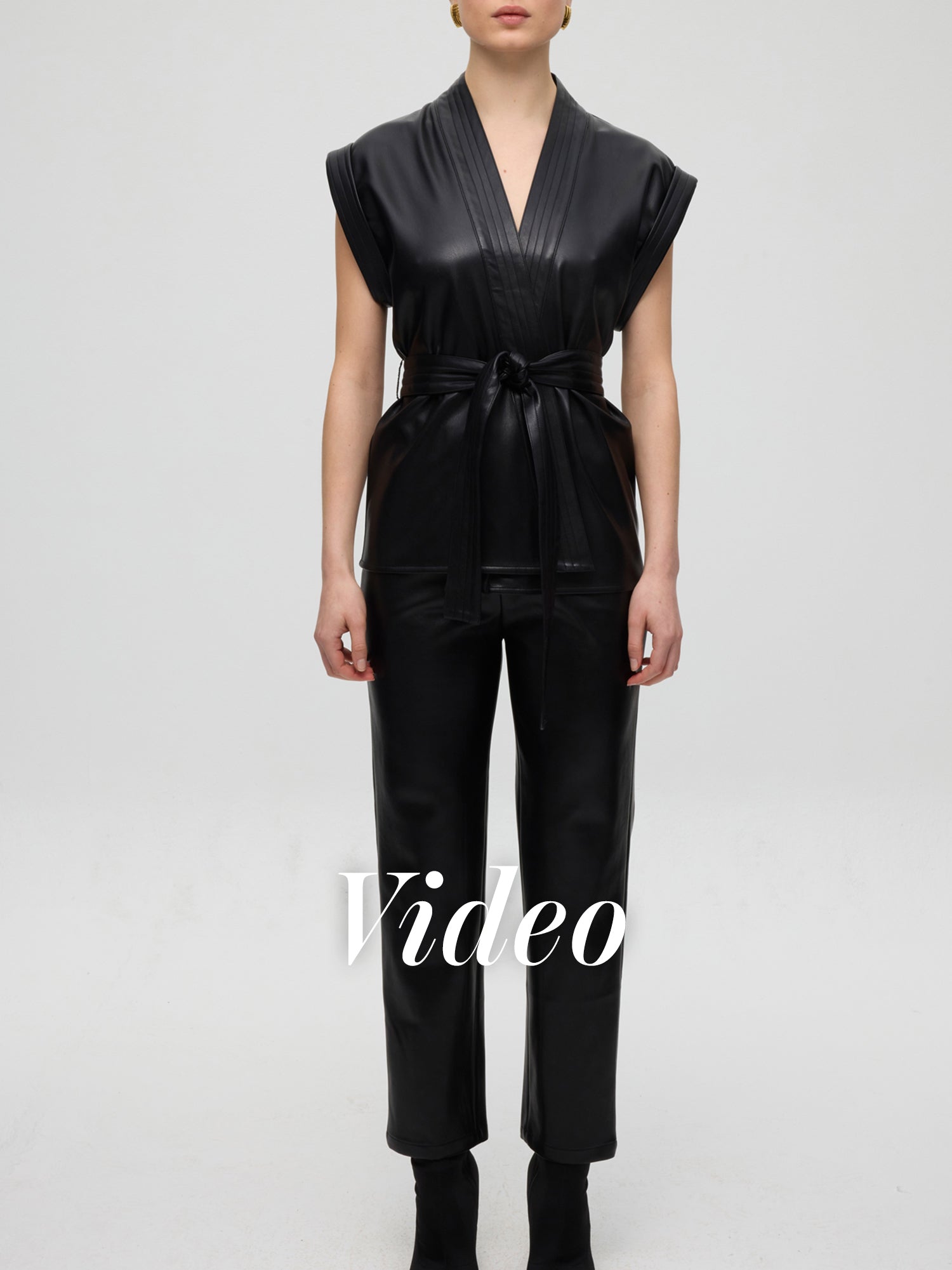 mioh | CHRYSLER - Chaleco de efecto piel negro. Vestidos de fiesta para invitadas de boda perfectas. Marca española de moda