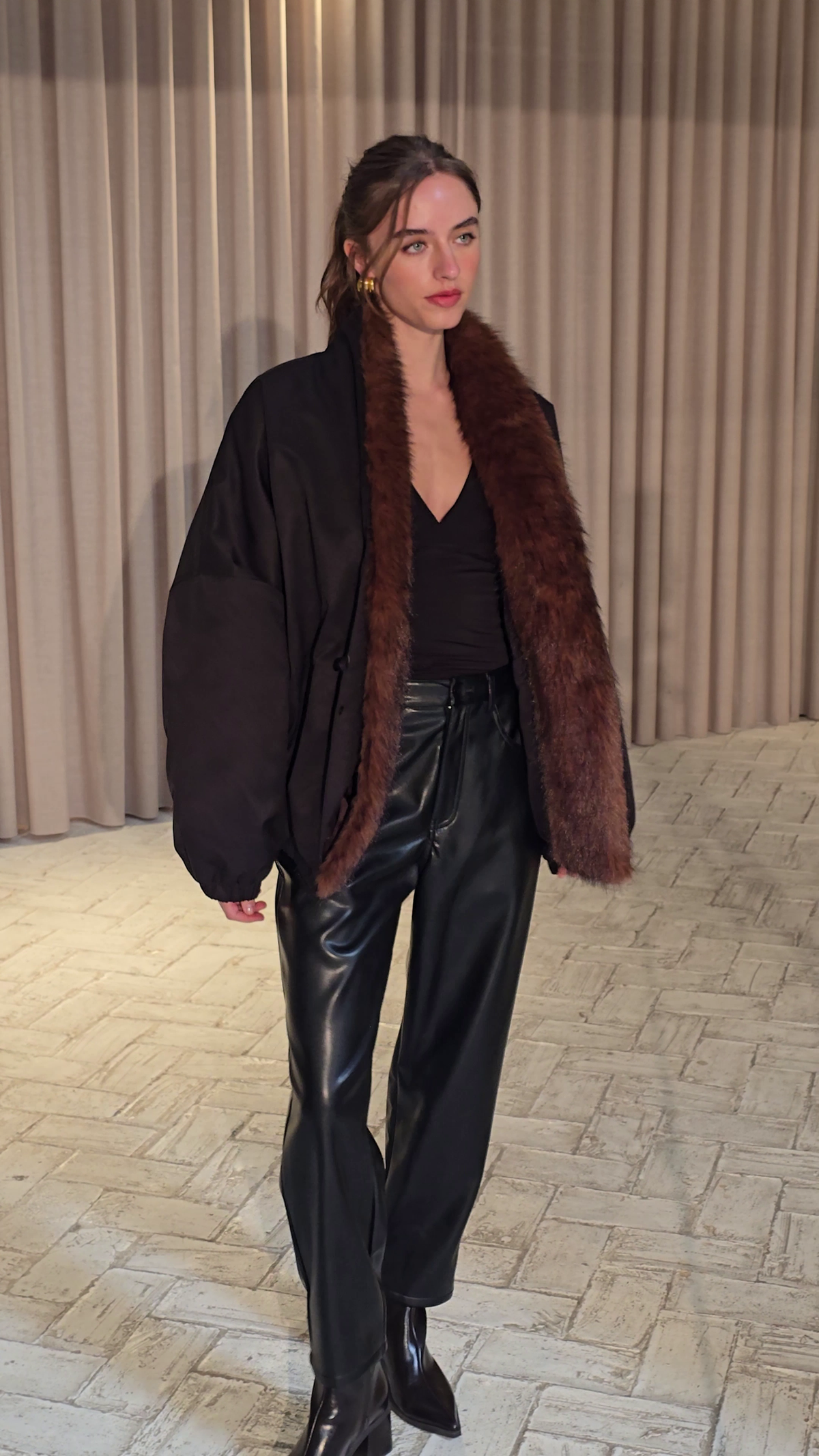 BOMBER BLACK - Bomber negra, del total look de invitada al día a día más arreglado. MIOH, marca española de moda