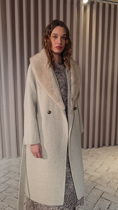 CANVAS BEIGE - Abrigo largo de lana con cuello faux fur, abrigos y chaquetones diseñados en España por MIOH para la invitada perfecta